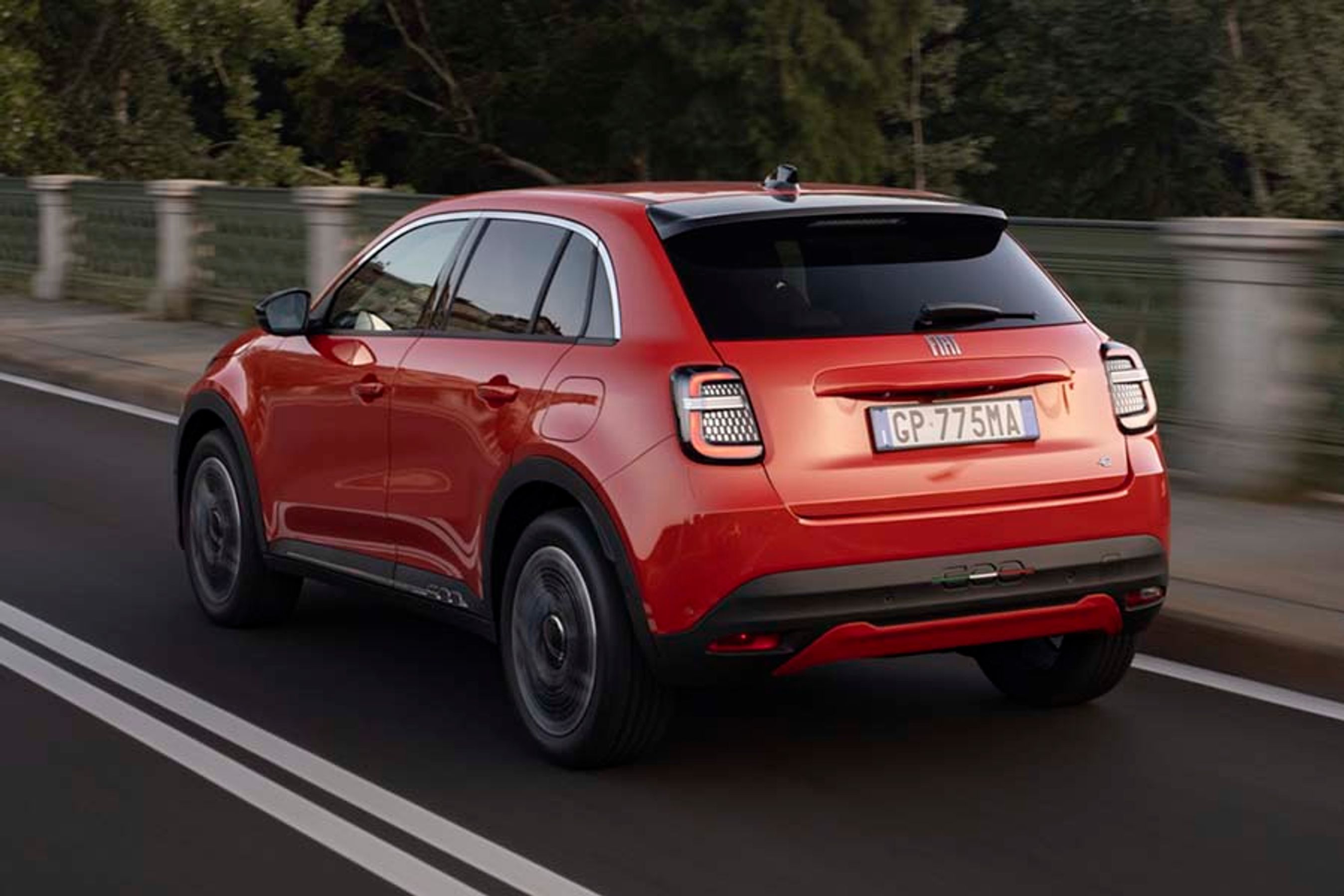 Bagtil er bilen forsynet med en stor bagklap, der åbner til et pænt bagagerum. Baglygterne er af LED-typen, men desværre er der ikke lys i dem, når bilen kun kører med kørelys.