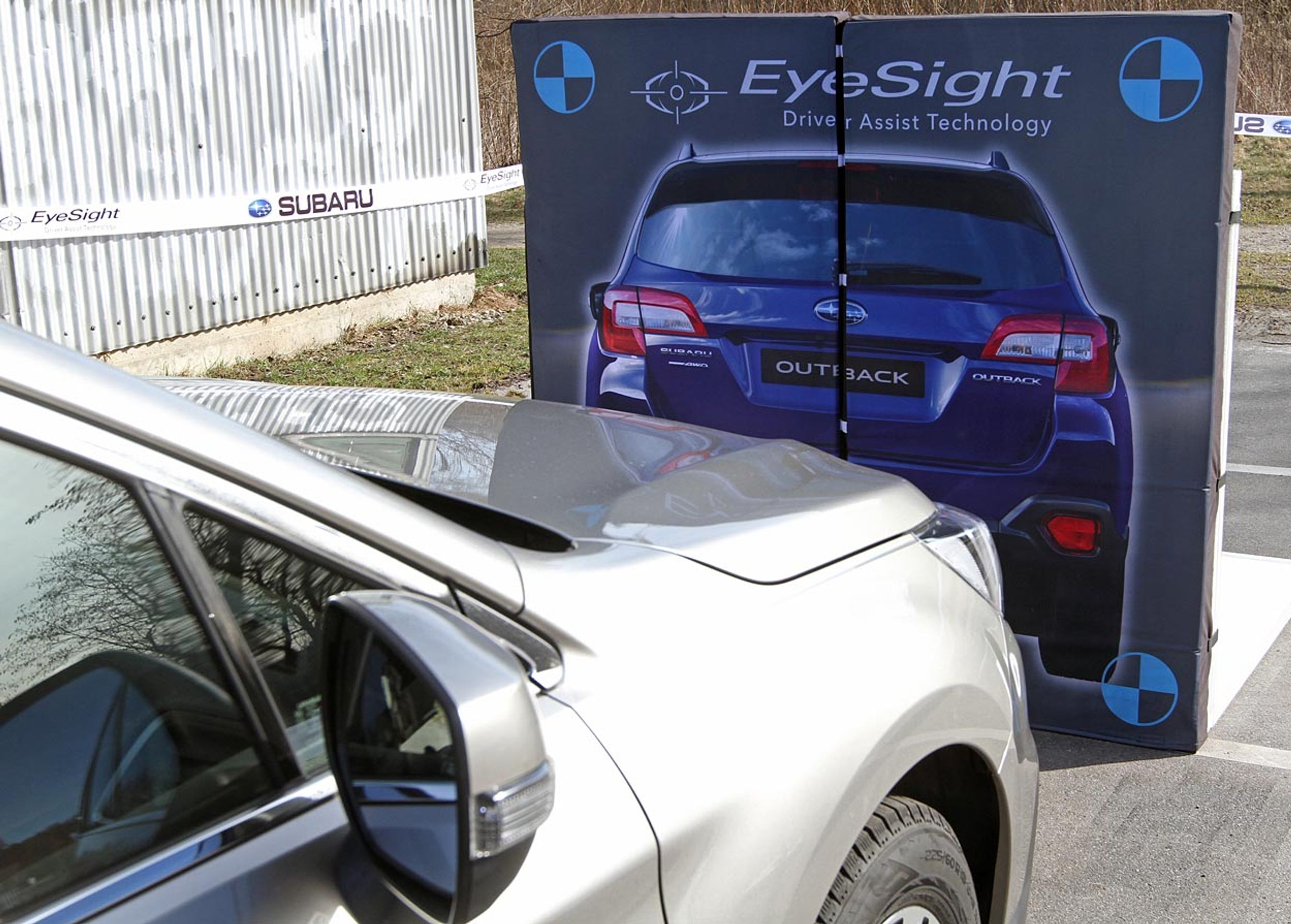 Autobremssystemet i Outback, kaldet Eyesight, kan ifølge Subaru få bilen til at bremse automatisk til nul fra op til 50 km/t. Det er mere end normalt for den slags systemer.