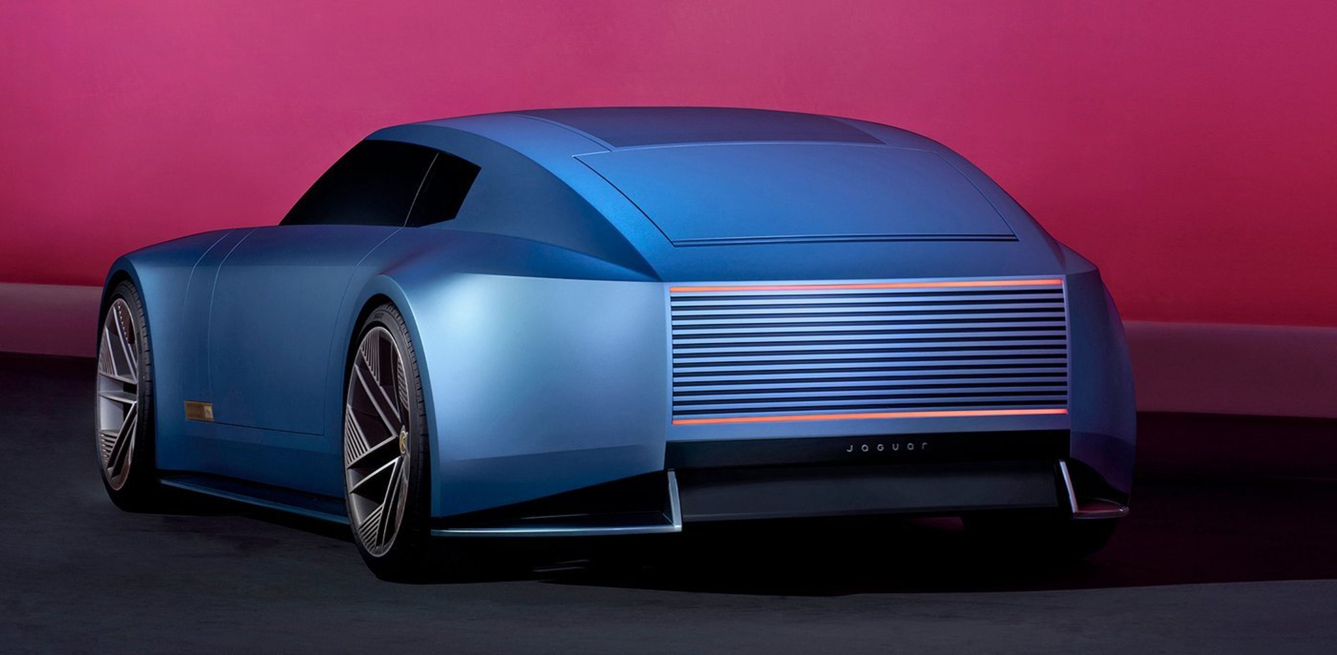 Dramatisk Jaguar-konceptbil bagfra.