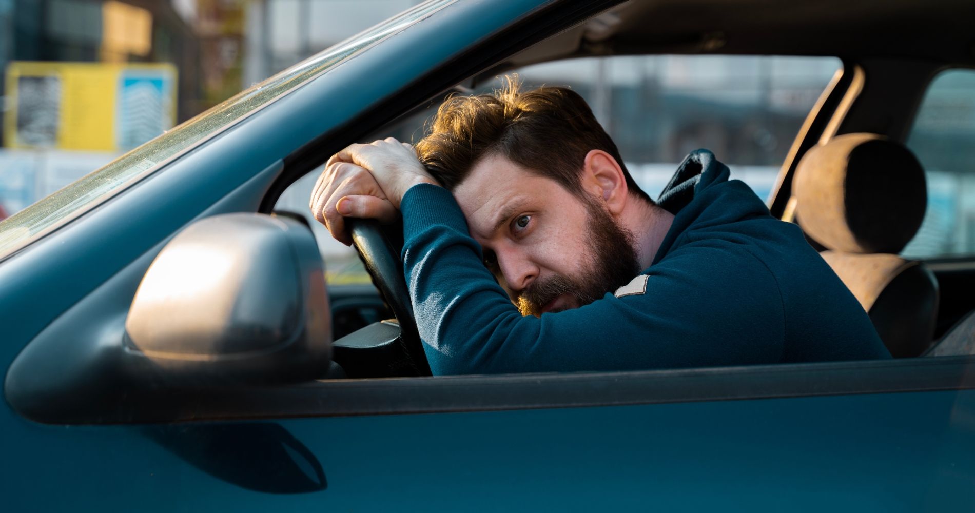 Opgivende mand bag rat