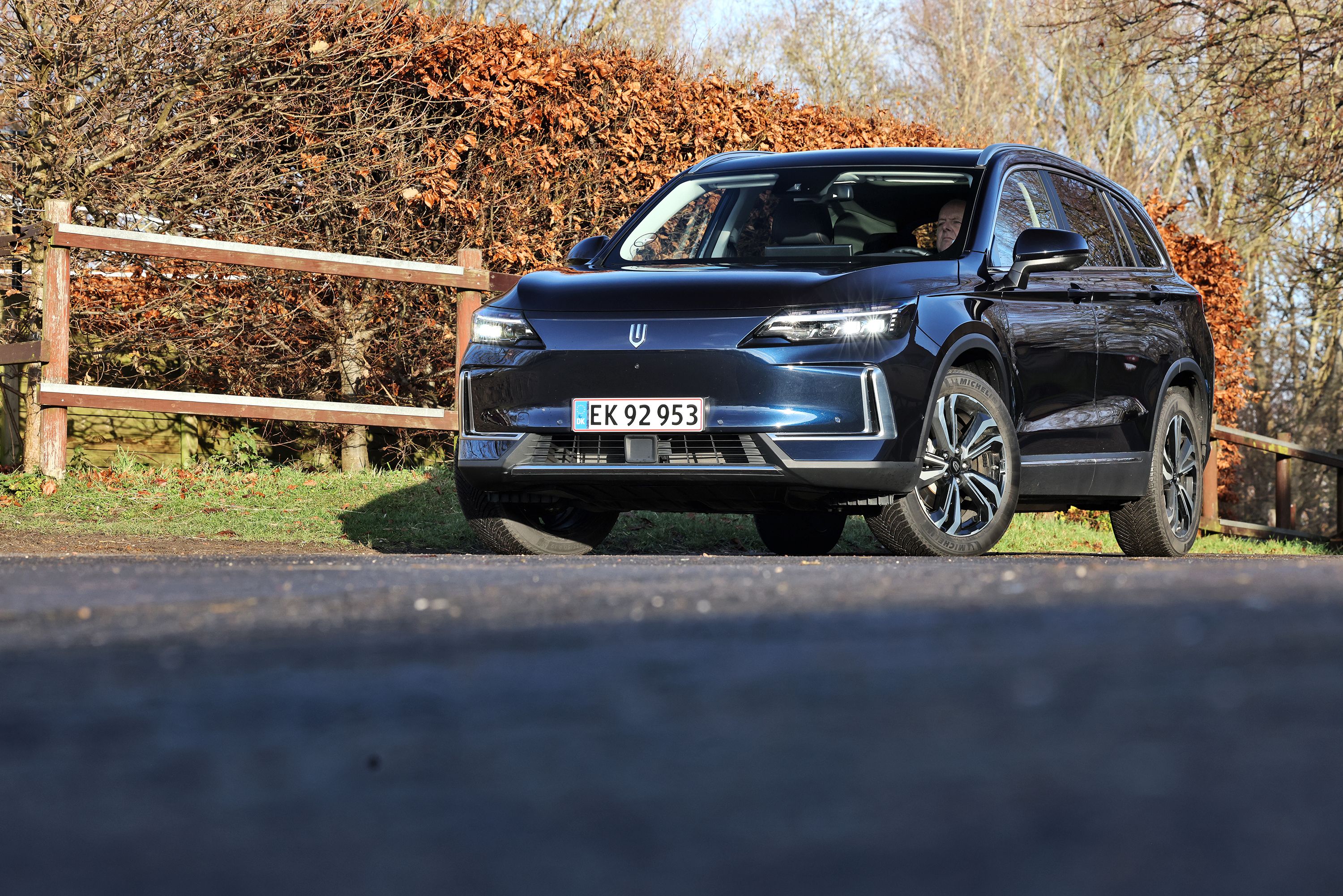 Elbilen Skyworth K set forfra, mens den holder foran en hæk