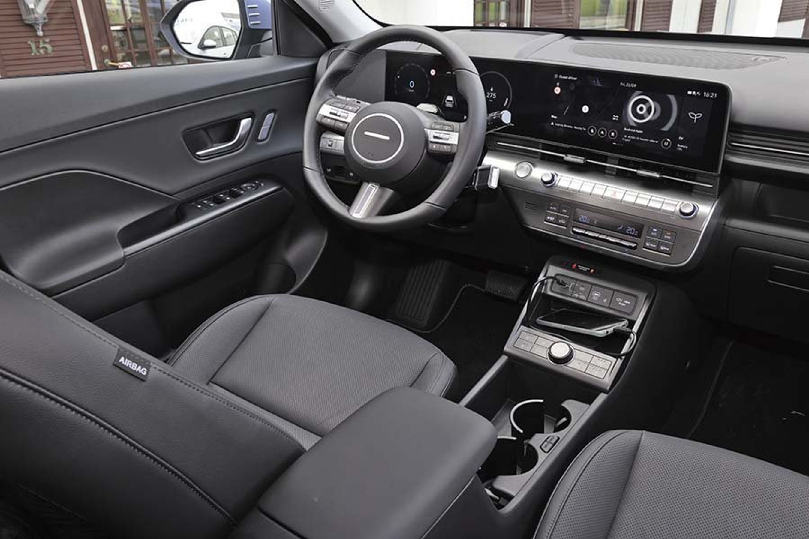 Kabinen i en Hyundai Kona.