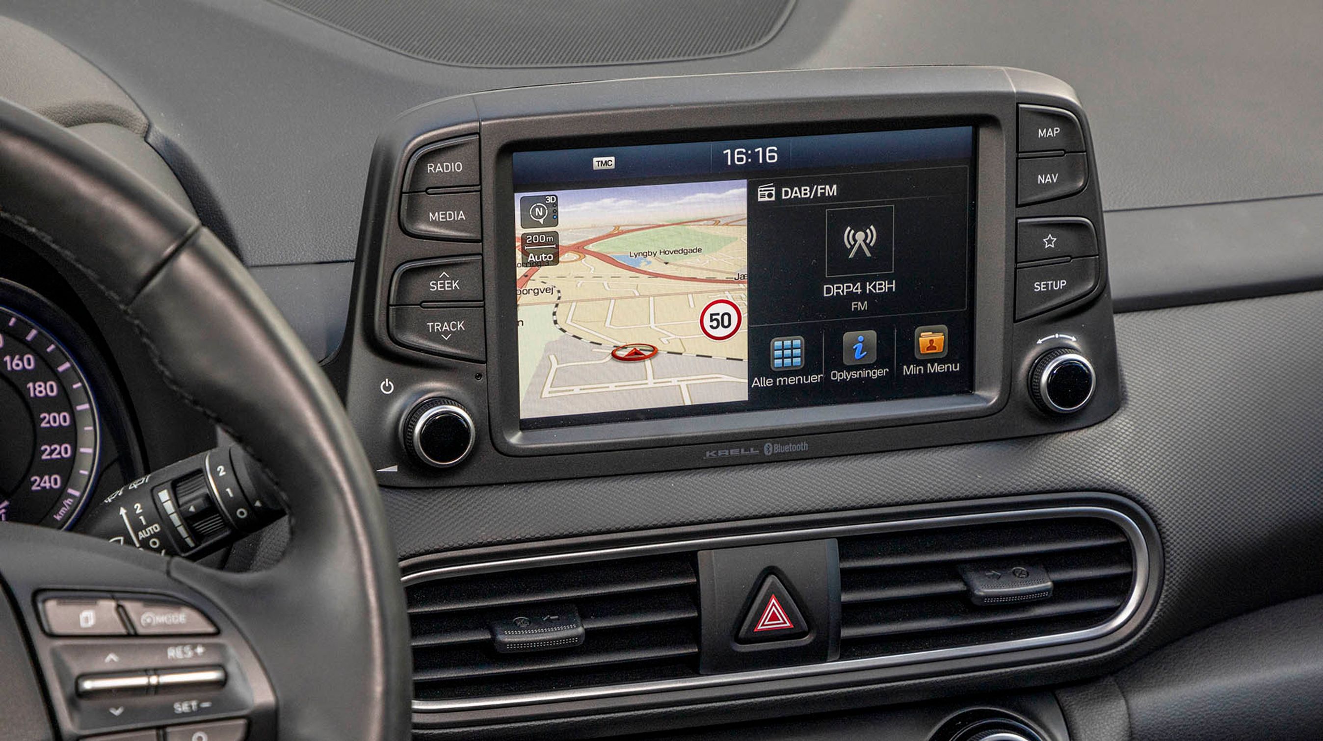 Udstyret i Premium-udgaven er omfattende og indeholder bl.a. en stor 8-tommers skærm med indbygget DAB-radio og navigation med danske menuer og dansk stemme.