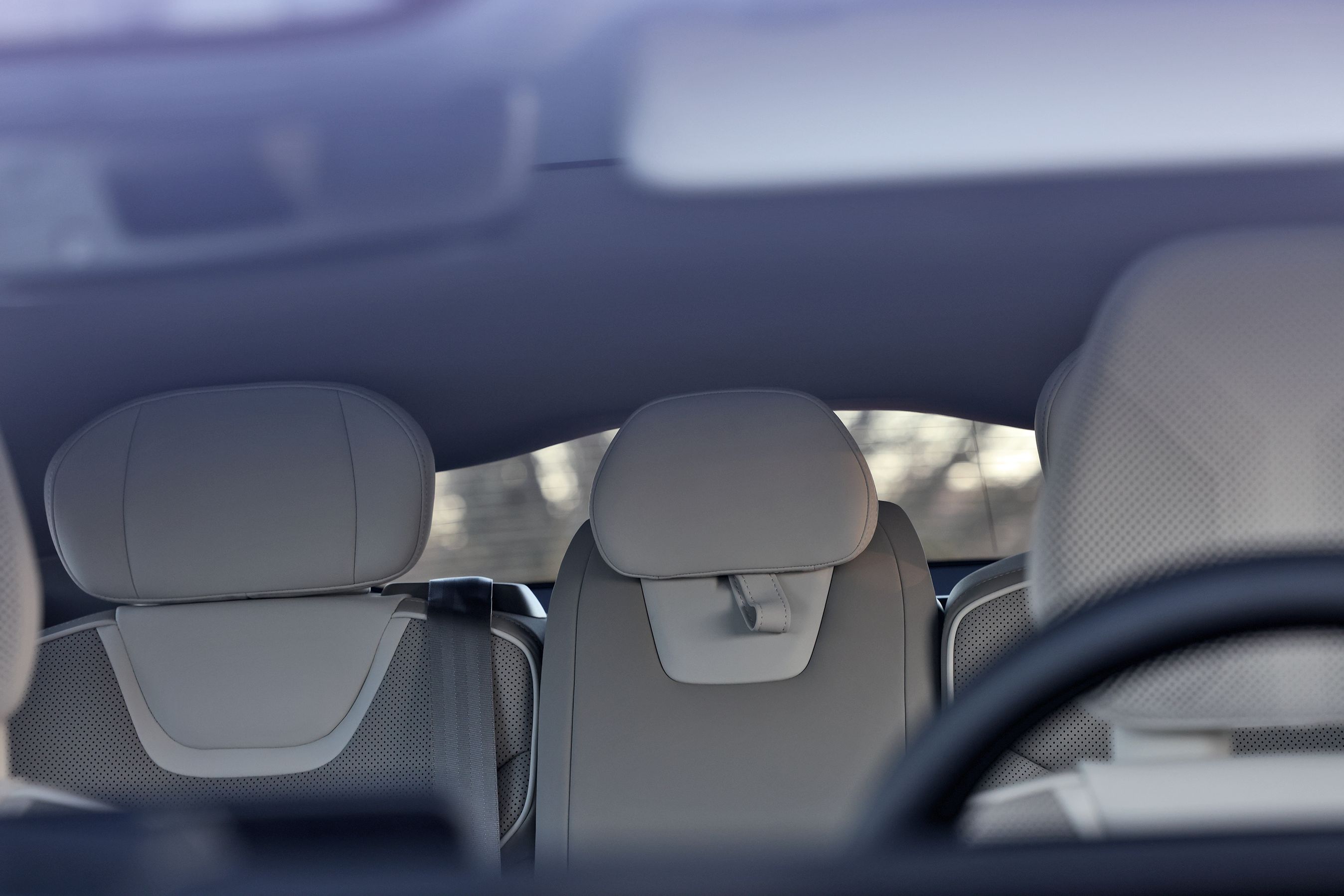 Udsynet bagud i en Volvo ES90 skærmes af hovedstøtterne bagi.
