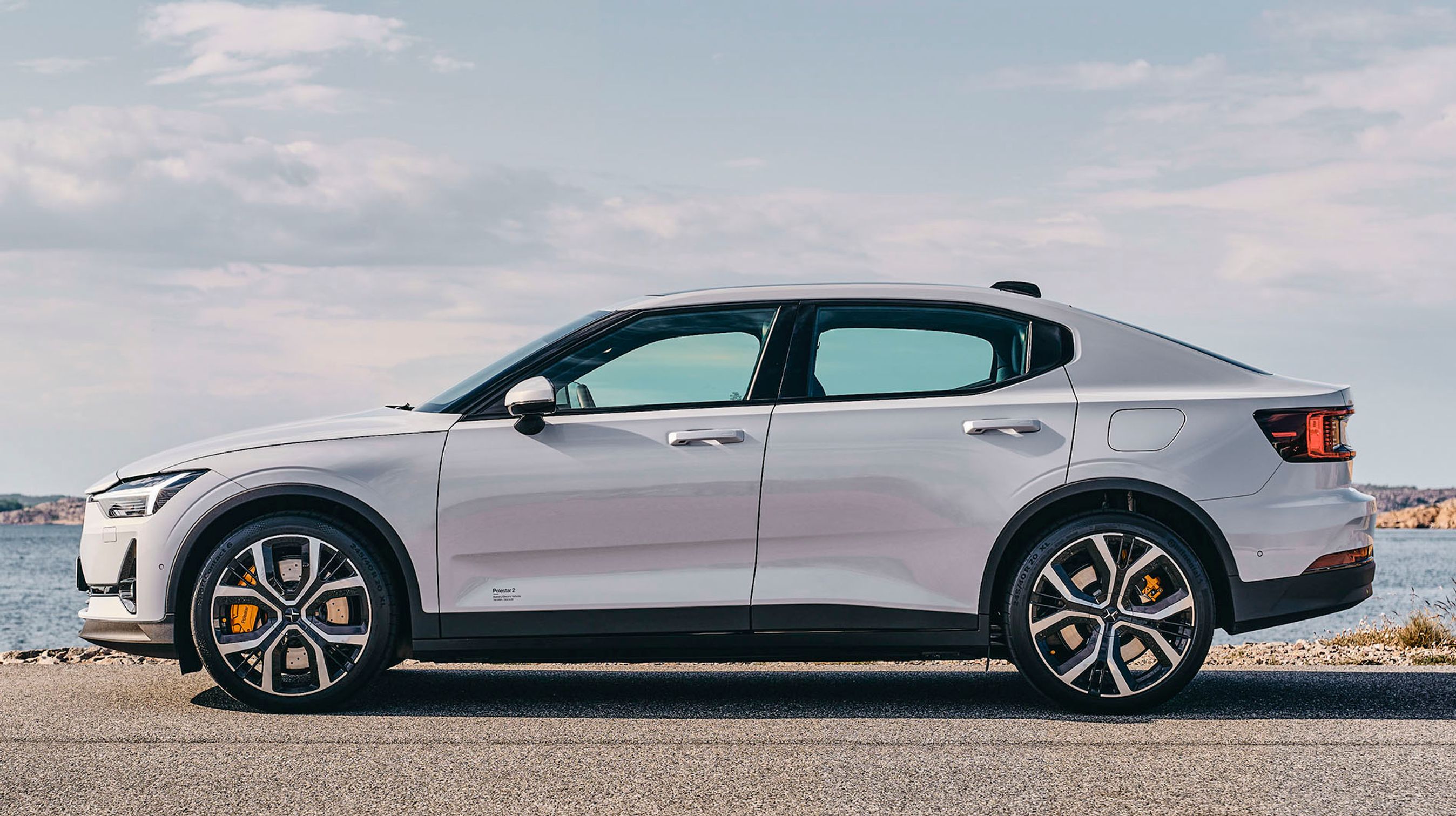 Polestar kalder 2’eren for en fastback. Den er lidt højere end mange andre biler, men er bestemt ikke en SUV, selvom skærmkanterne giver sådanne associationer.