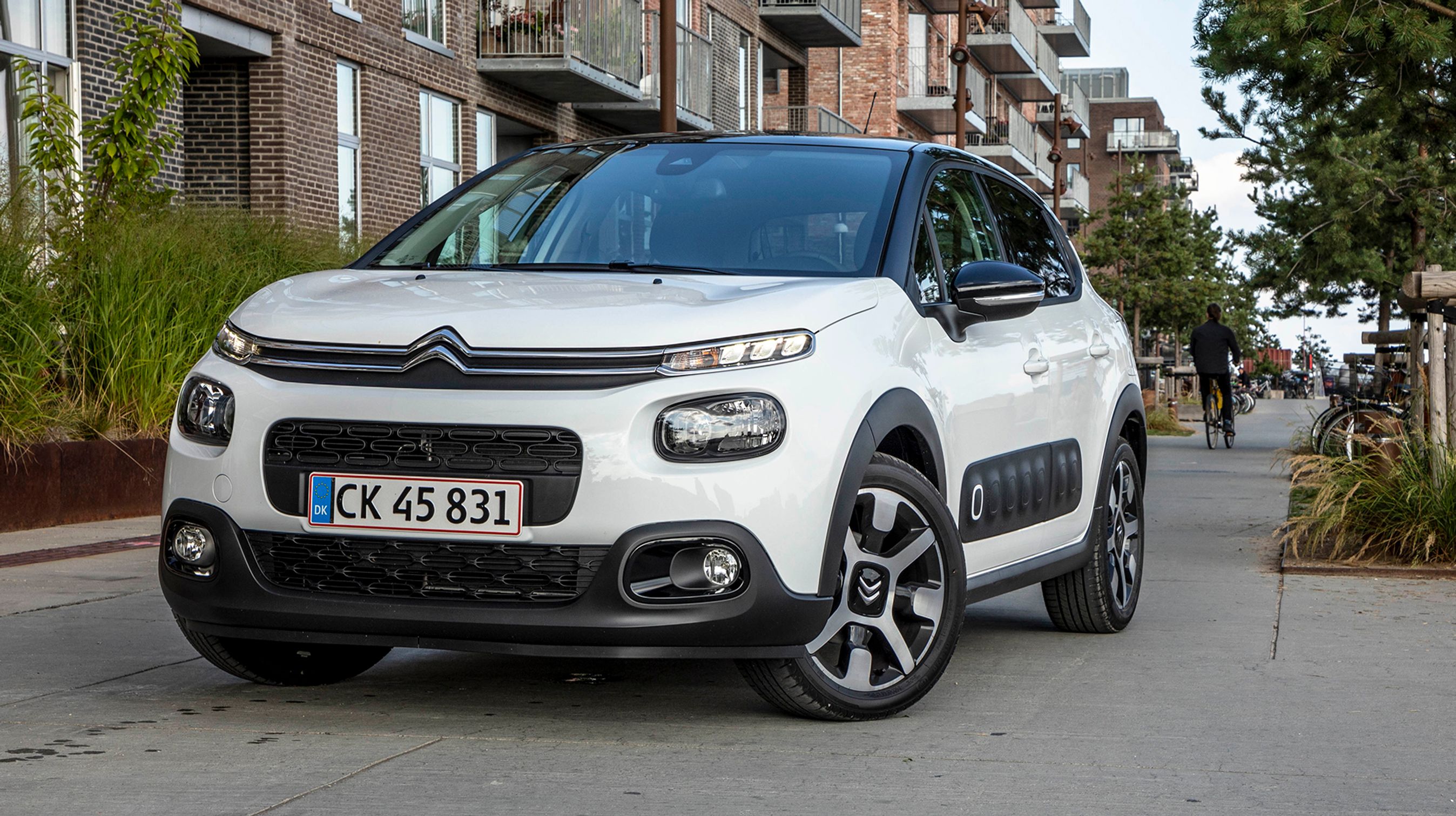 C3 har et fancy design, klart en af de billige biler, hvor man får mest design for pengene. Nær- og fjernlyslygterne er traditionelle halogenlygter, der giver et middelmådigt lys om natten.