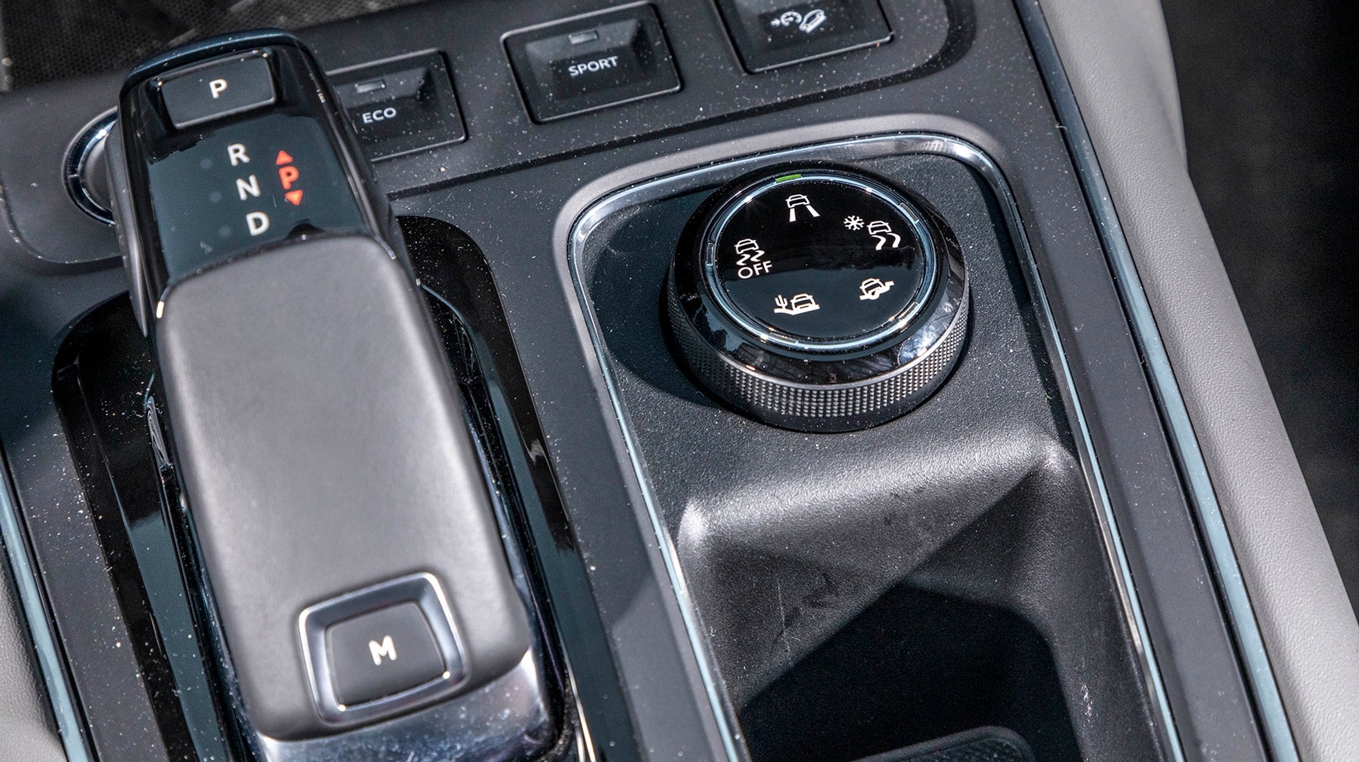 Automatgearet har otte trin og styres fra denne flotte gearvælger. Den er af den elektroniske type, der selv finder tilbage til „P“, når motoren stoppes. Drejeknappen ved siden af styrer Grip-Control, som hjælper med igangsætning på løst underlag.