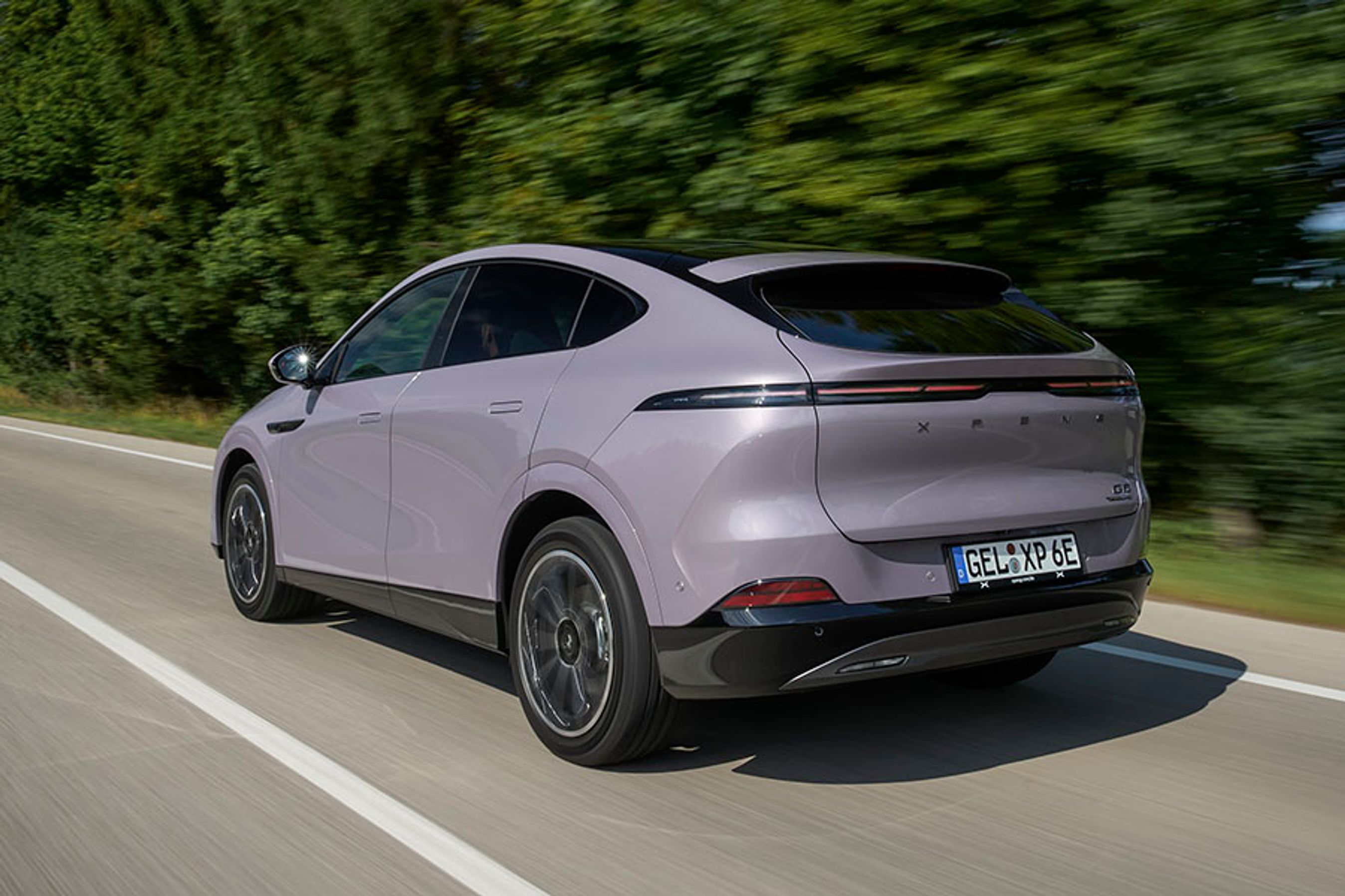 Det er særligt bagfra, at de store forandringer ses. Selve bagklappen er nydesignet med en lille indbygget spoiler og med let modificeret stødfanger. En bagrudevisker er gemt oppe under tagspoileren, der også er ændret en lille smule.