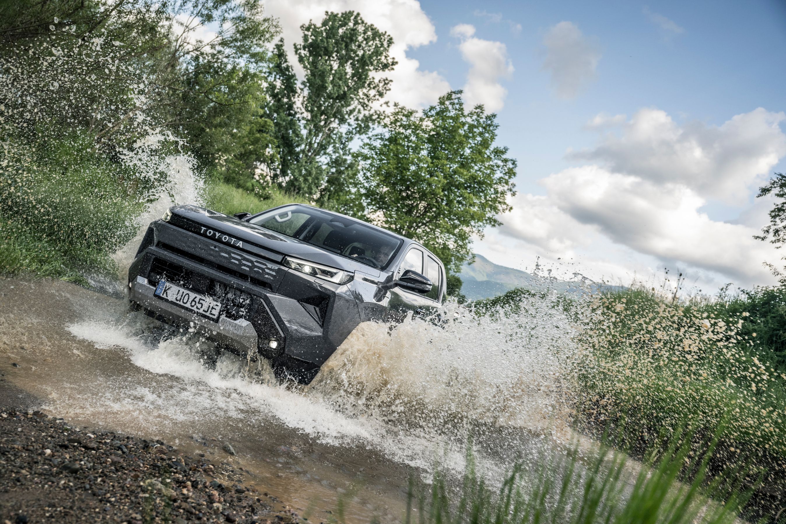 Toyota Hilux kører gennem dybt vand