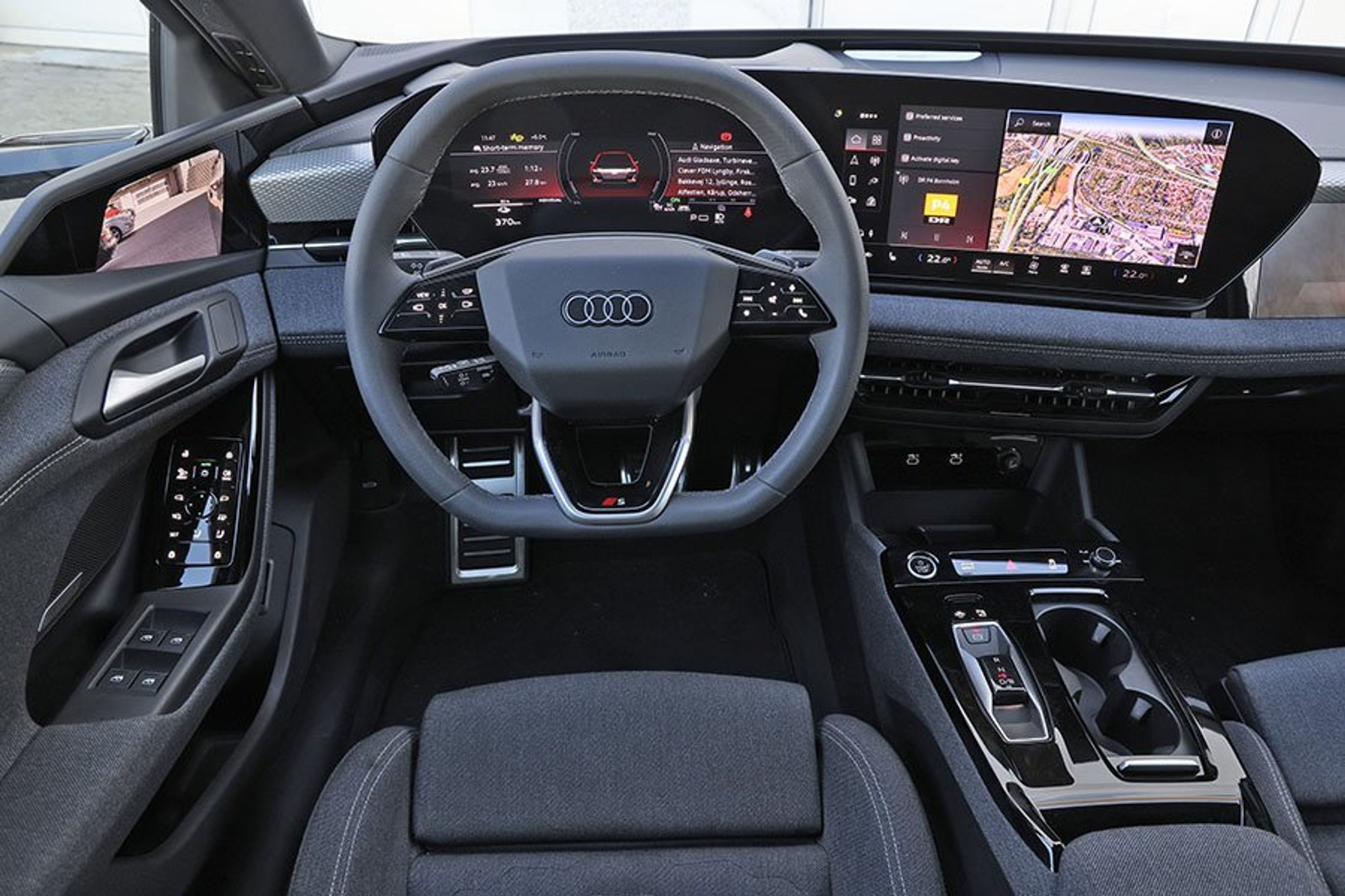 Førerpladsen i en Audi A6 Avant e-tron