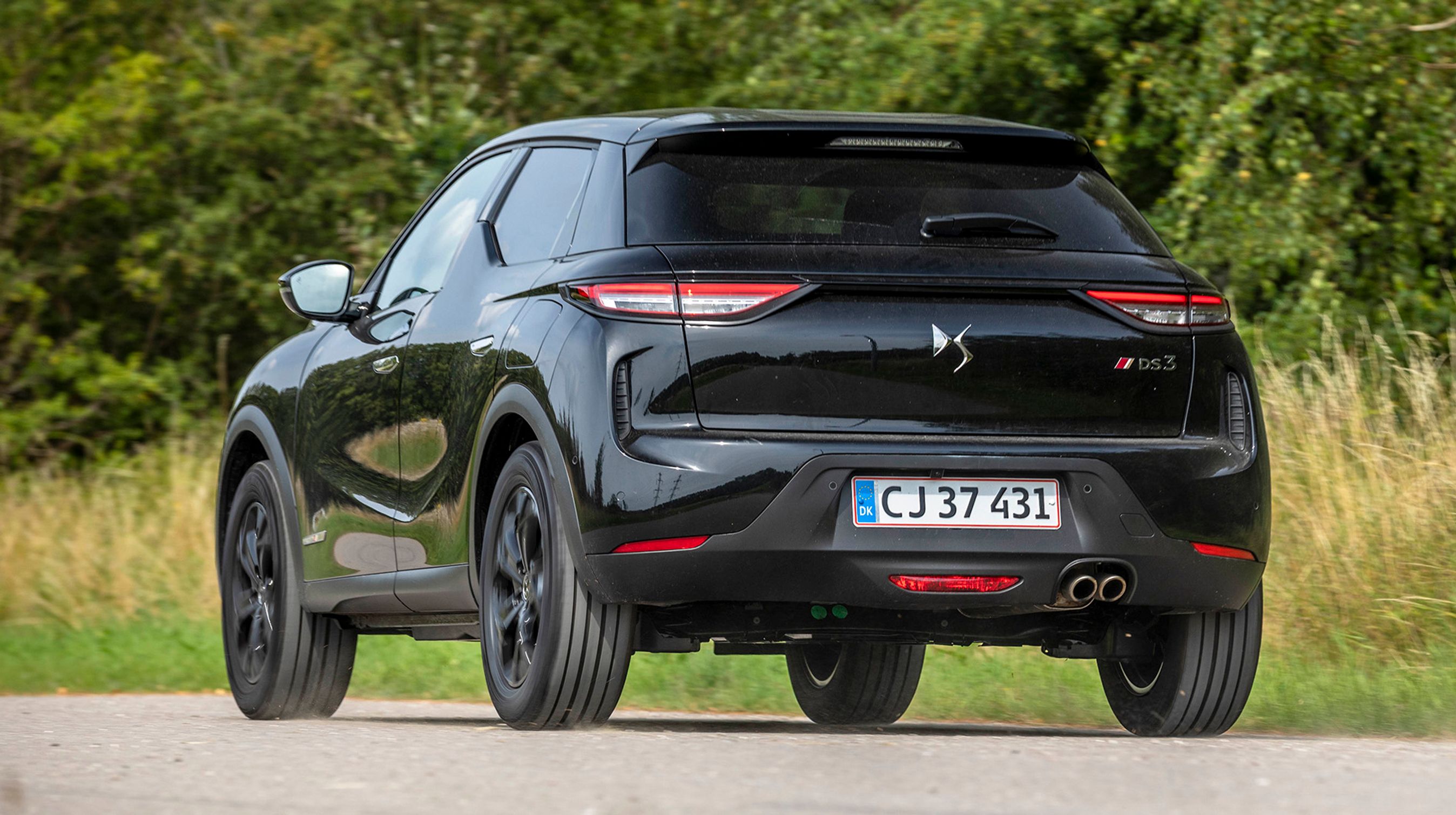 DS 3 skiller sig designmæssigt ud, helt særegent er bagdørene, hvor der er en lille lakeret trekant, som bryder med de bagerste sideruder. Det giver kant i designet, men også dårligere udsyn og et mørkere bagsæde.