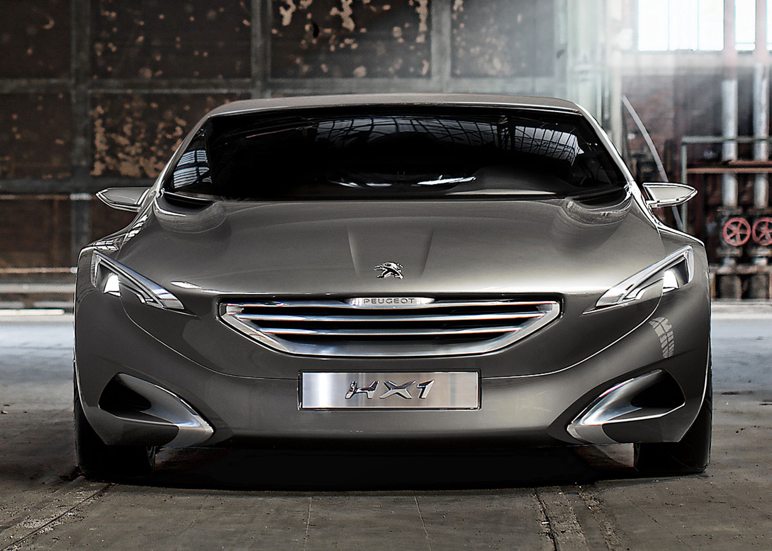 Fronten viderefører Peugeots nye designstil med den flydende grill, mens udformningen af forlygterne viser slægtskabet til tidligere modeller med de karakteristiske katteøjne.