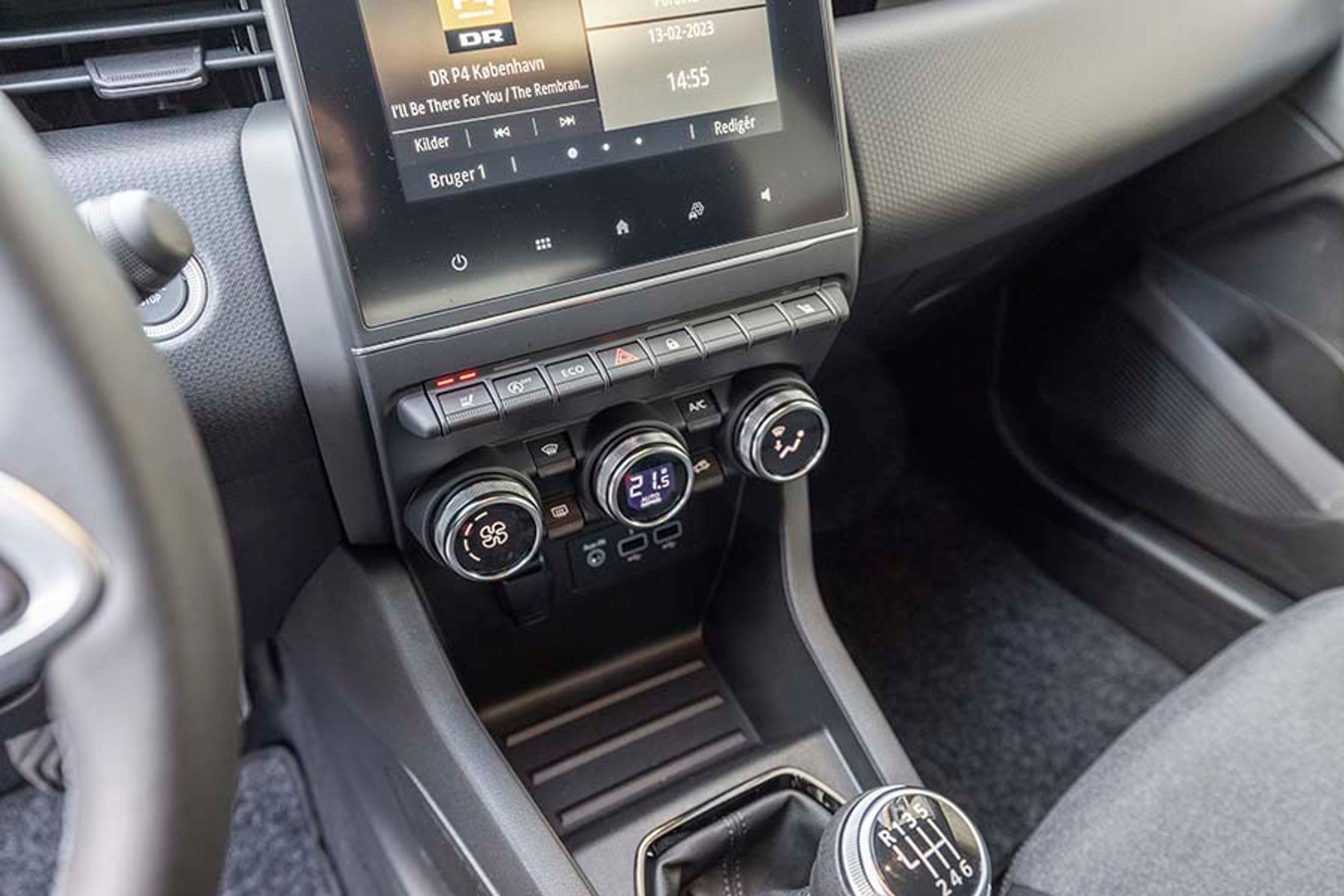 Under skærmen i Clio findes knapper til bl.a. sædevarmen, og længst nede er betjeningen af klimaanlægget, der er en del af en Komfort-pakke.
