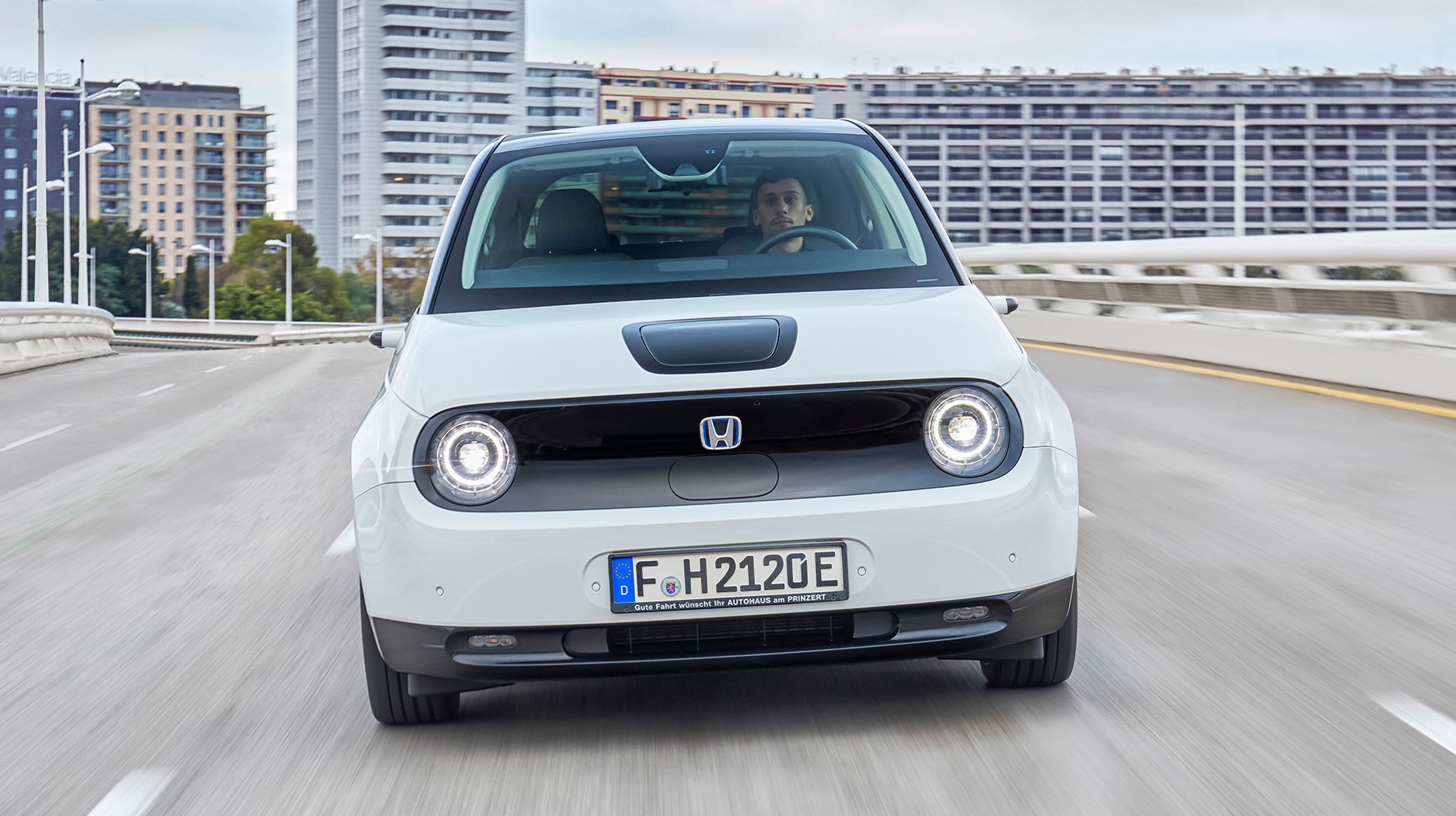 De runde forlygter vækker mindelser om den første generation af Honda Civic fra 1972. Her er det dog lygter af LED-typen med indbyggede kørelysfunktioner.