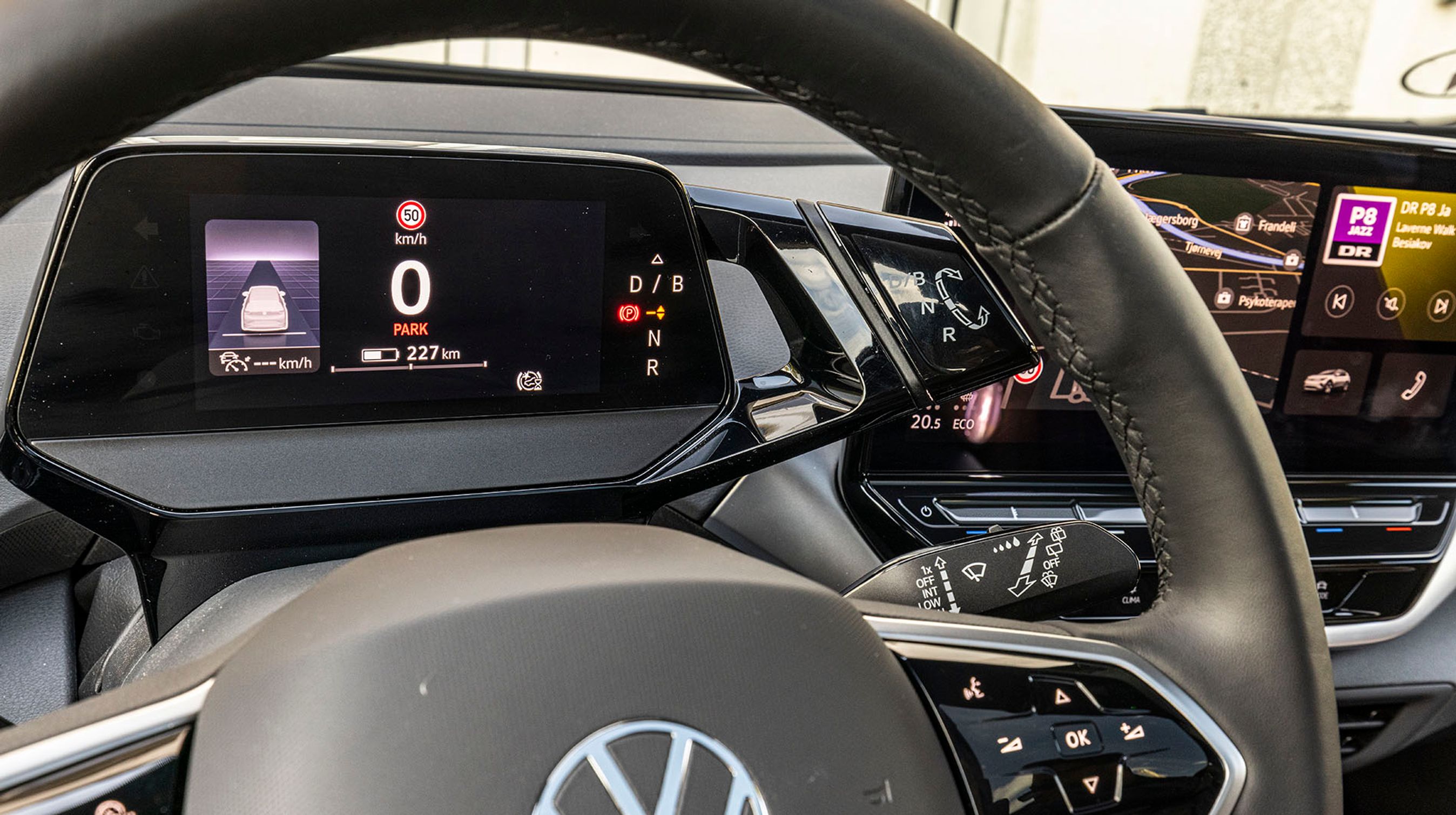 Det lille display foran rattet indeholder ikke mange oplysninger ud over farten. Men det sidder fint i synsfeltet og er tydeligt.