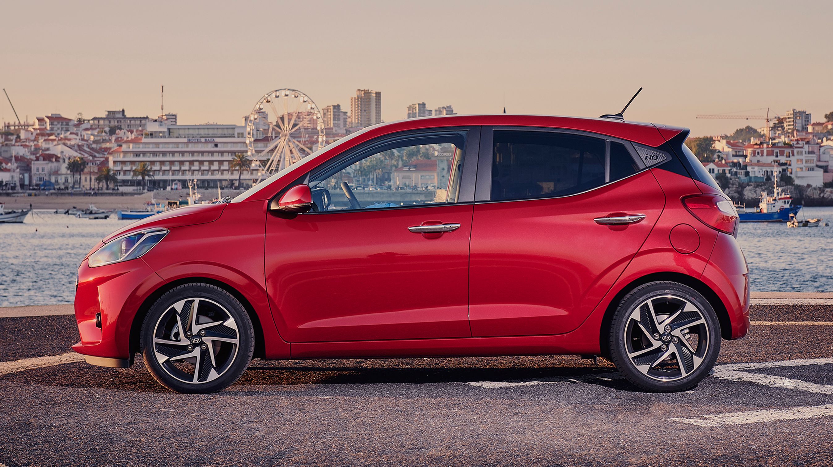 Hyundai i10 er kun blevet 5 mm længere, men den vigtige akselafstand er øget med fire cm. Det har givet bedre plads i kabinen.