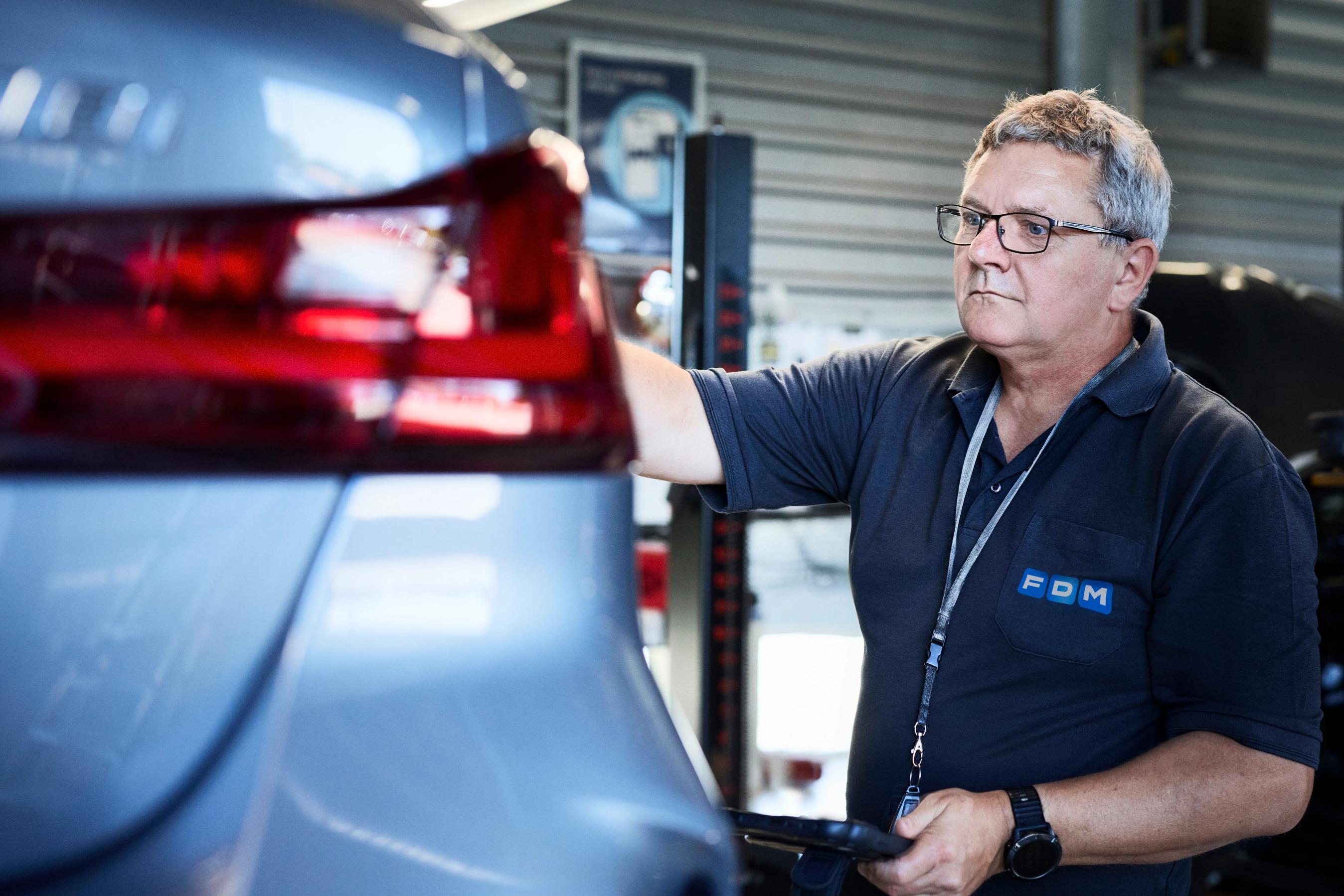 FDM medarbejder tjekker låsesystem på bil