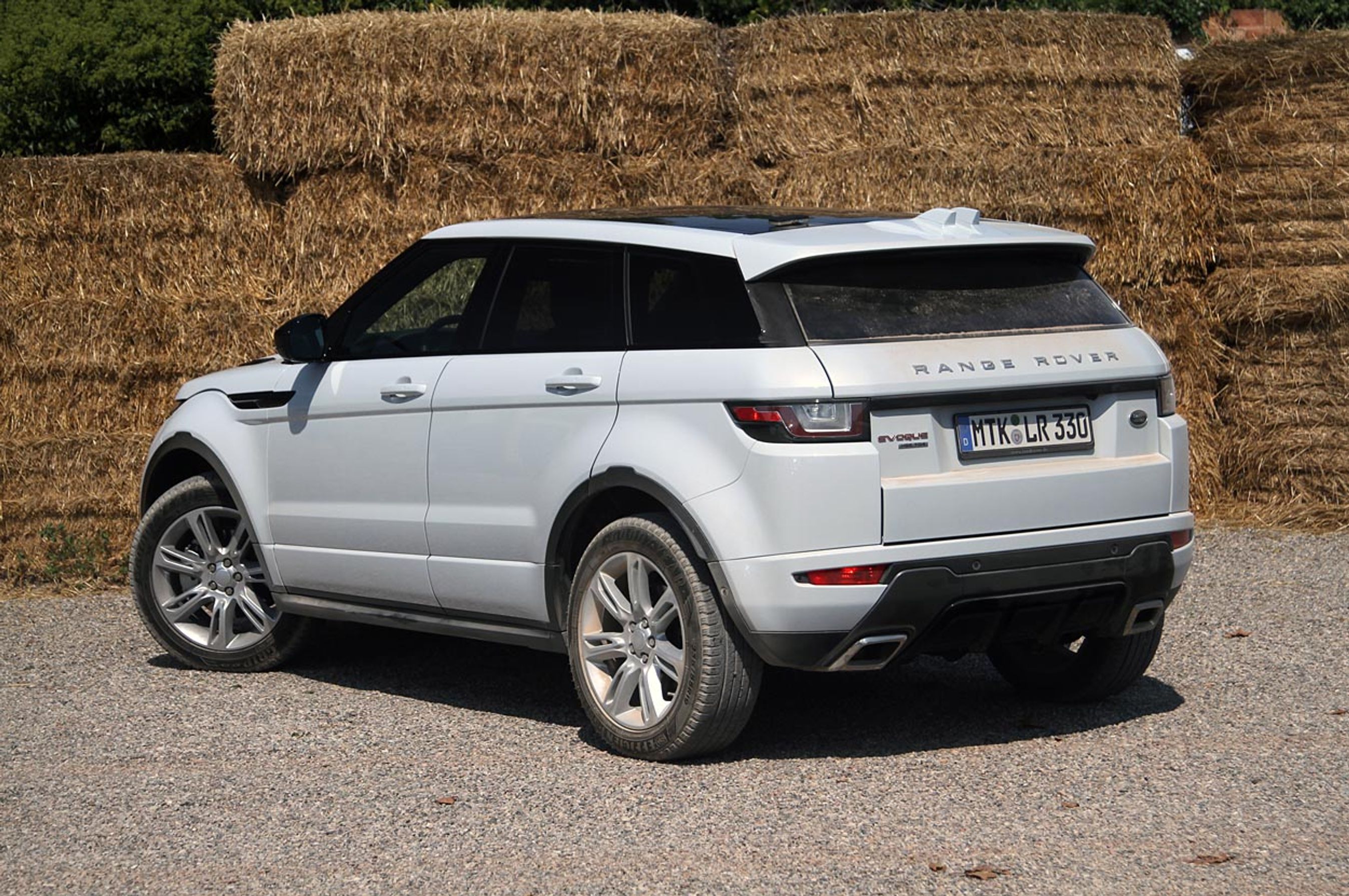 Bagtil er der sket lille med baglygterne samt med tagspoileren. 14 farver (to nye) og 16 forskellige fælge tilbydes. Fotos: Torben Arent, FDM