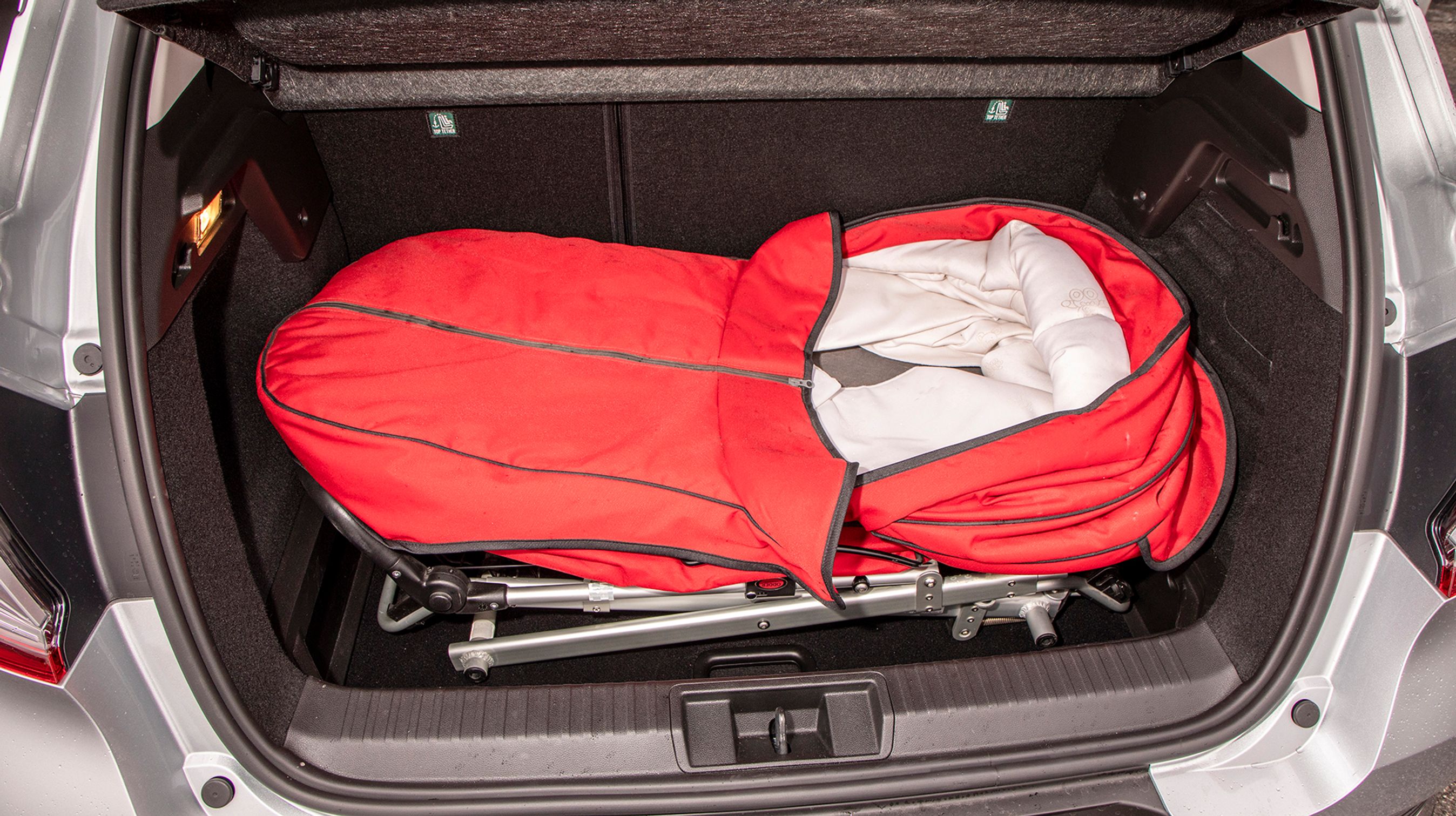 Bagagerummet rummer 422 liter, og gulvet kan placeres i to højder. Bagsædet kan desuden køres 15 cm frem.