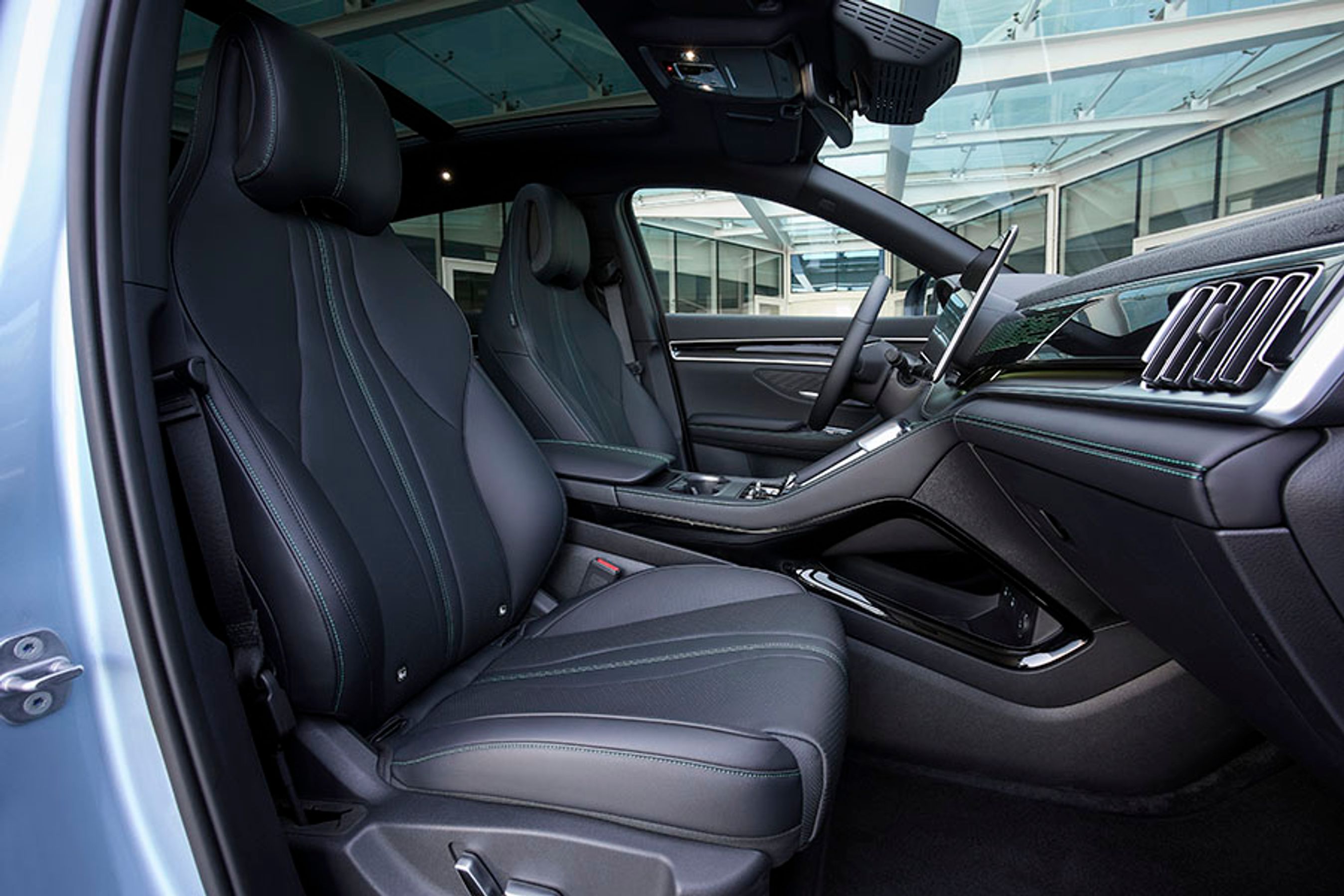 Der er eljusterbare forsæder med kunstlæder, og der er indbygget varme og ventilation. Et el-oplukkeligt glassoltag er standard.