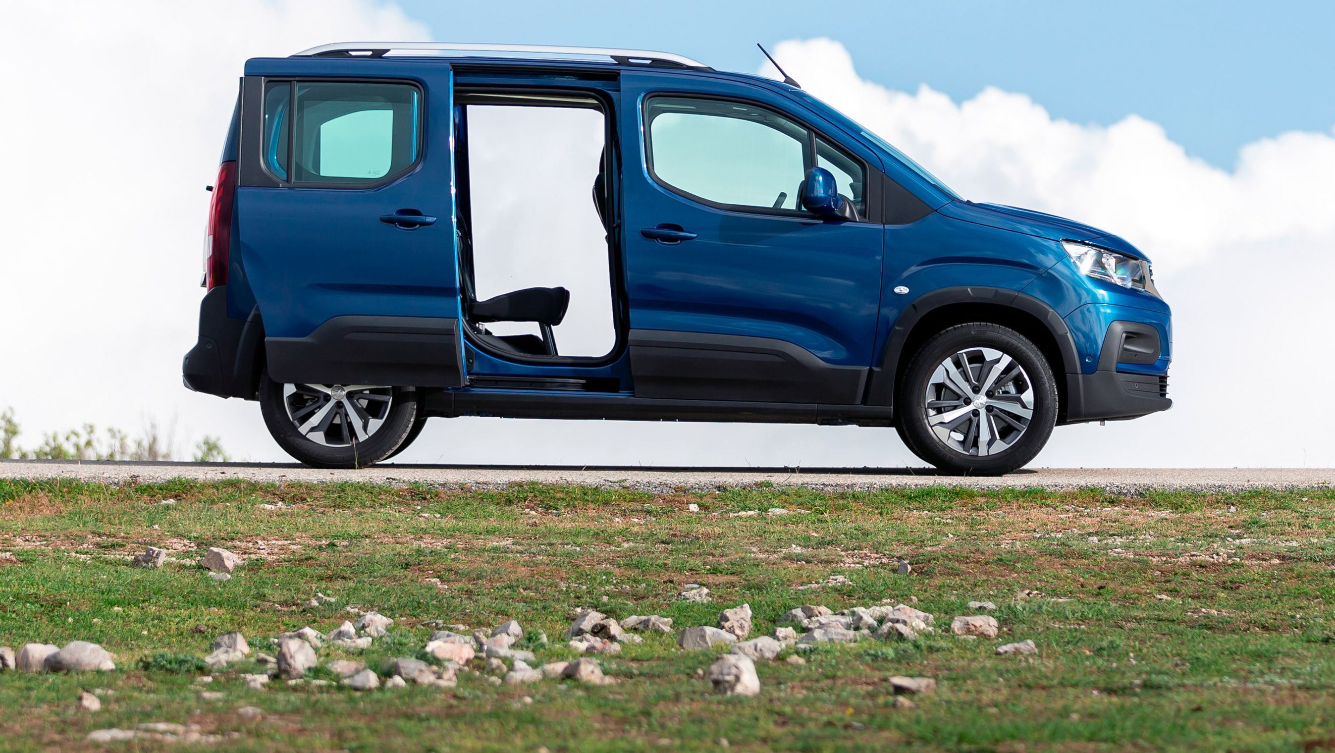 Peugeot Rifter i profil.