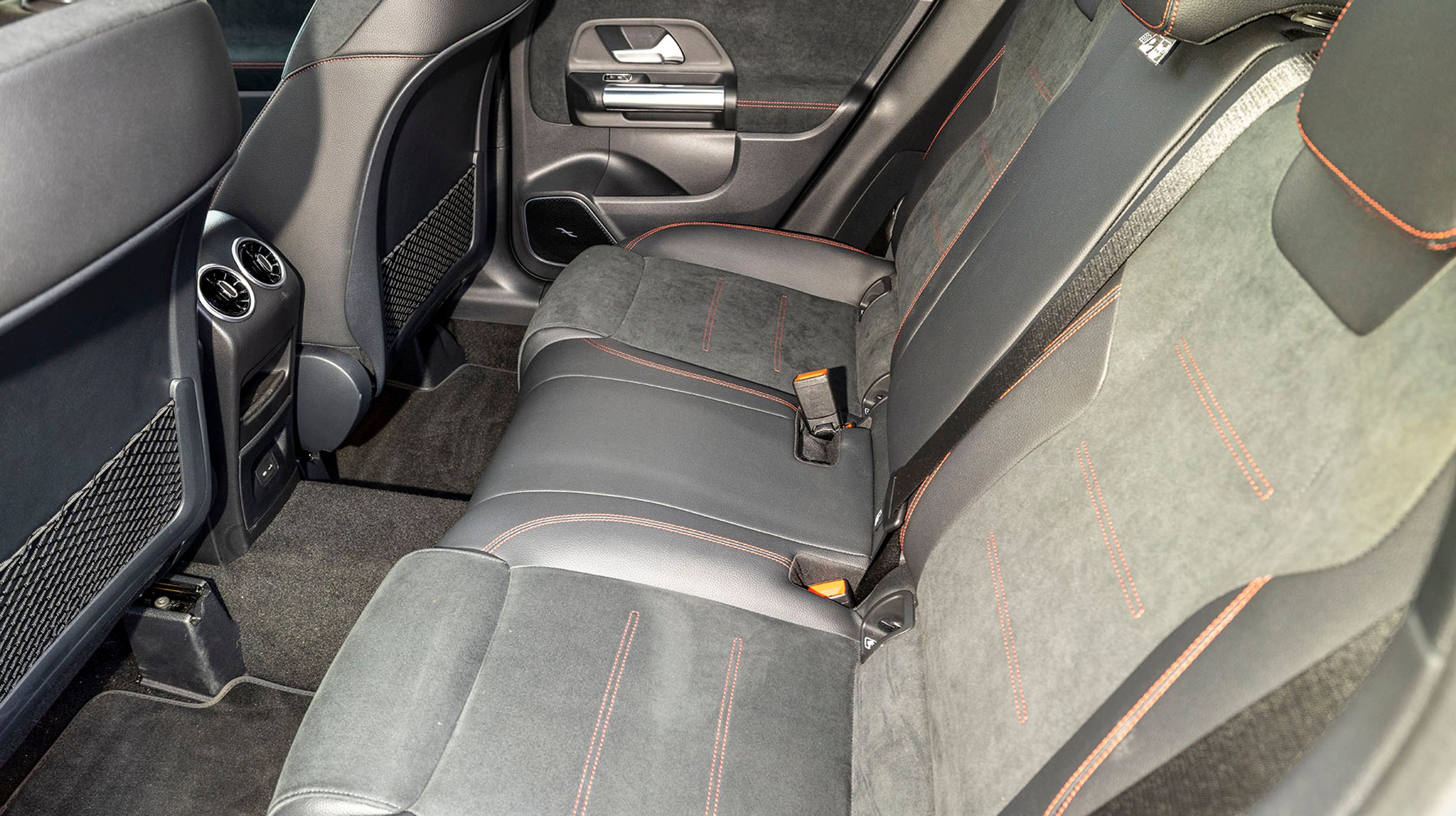 Der er fin plads ved bagsædet, og der er friskluftdyser mellem forsæderne.