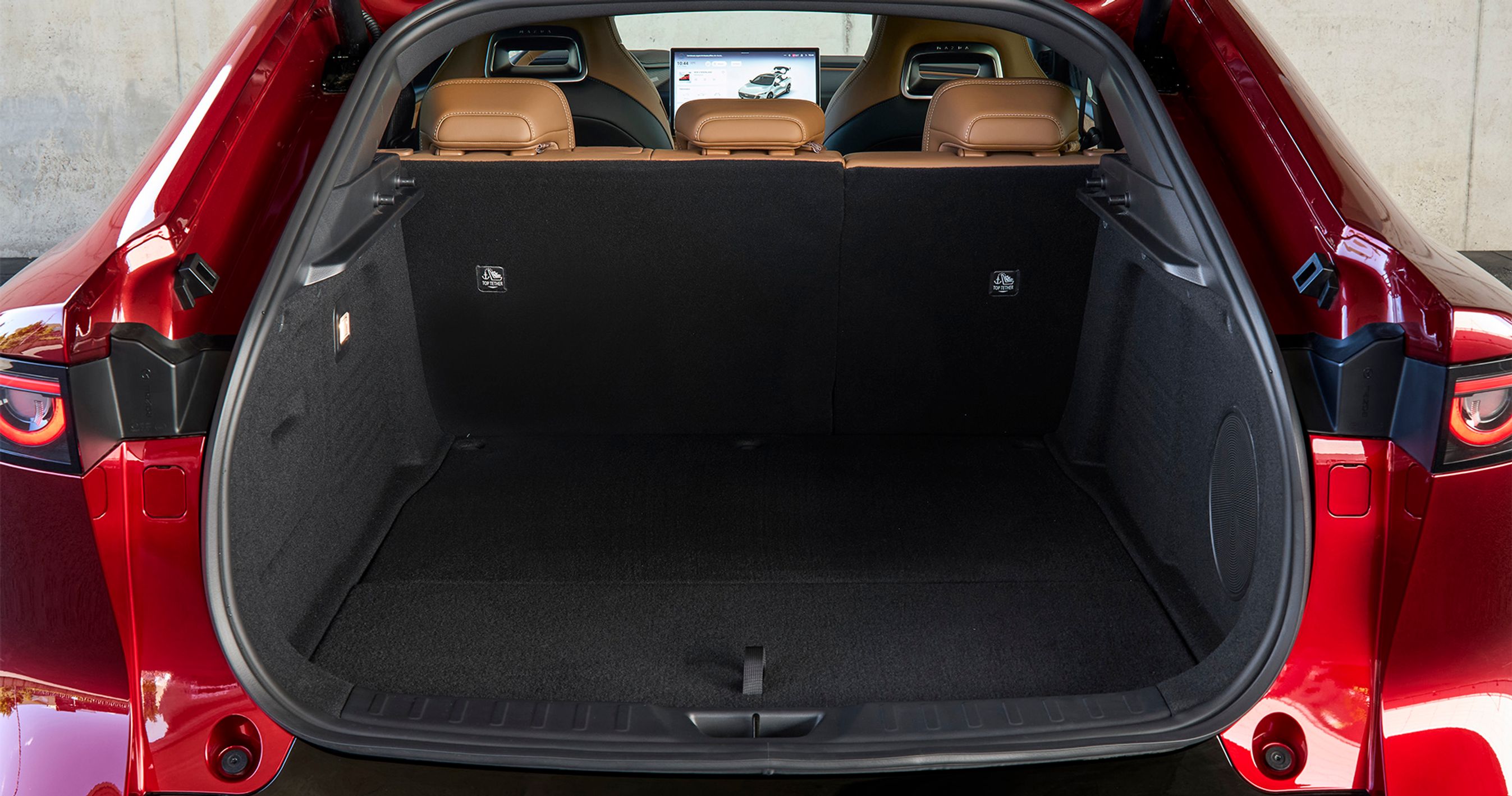 Bagagerummet er på 466 liter, og der er fin adgang via den store tophængslede bagklap, der i øvrigt er elbetjent. Bagsædets ryglæn kan foldes forover i to dele.