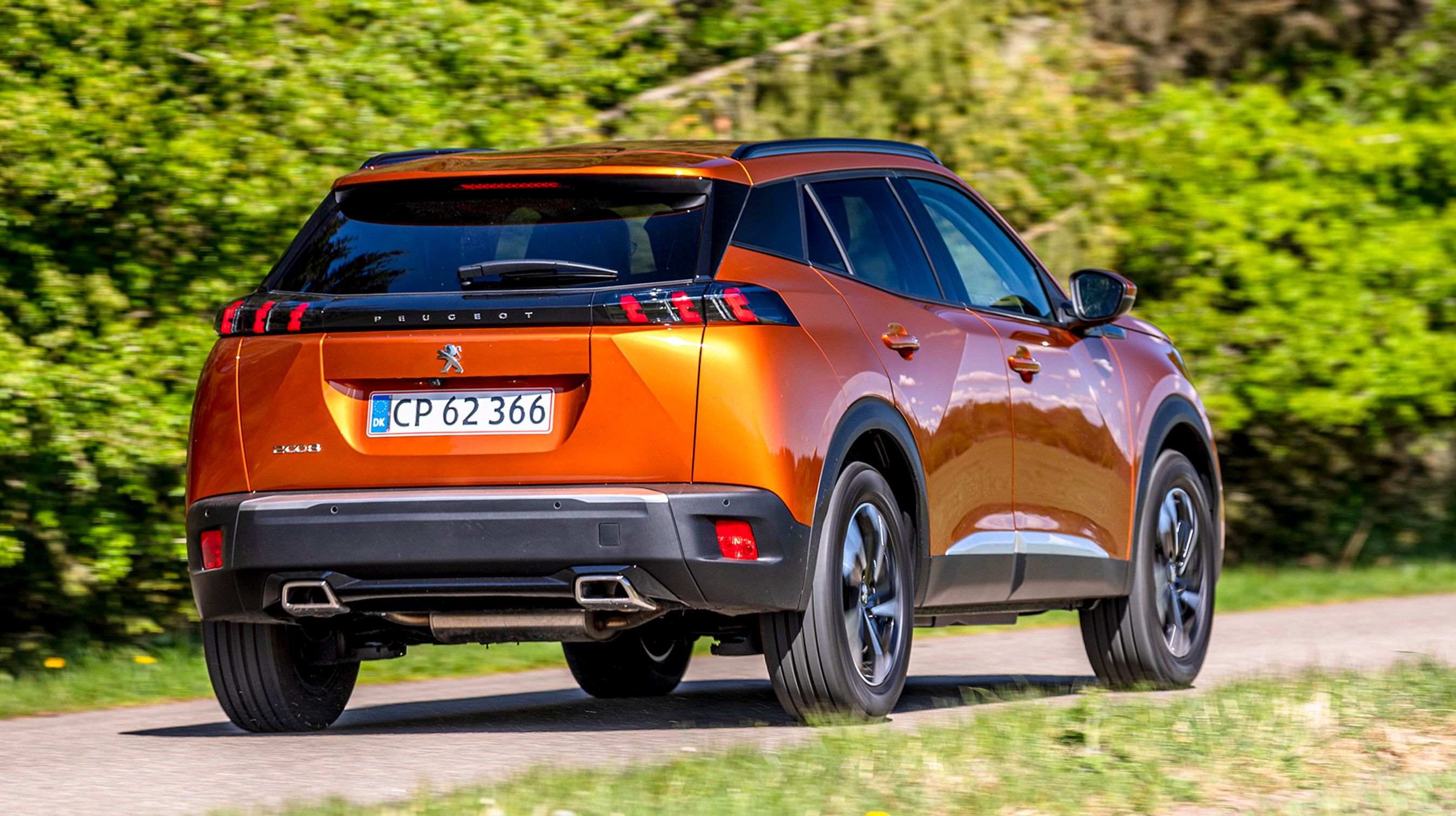 Peugeot 2008 er flot designet i typisk Peugeot-stil med de typiske LED-baglygter med lodrette streger.