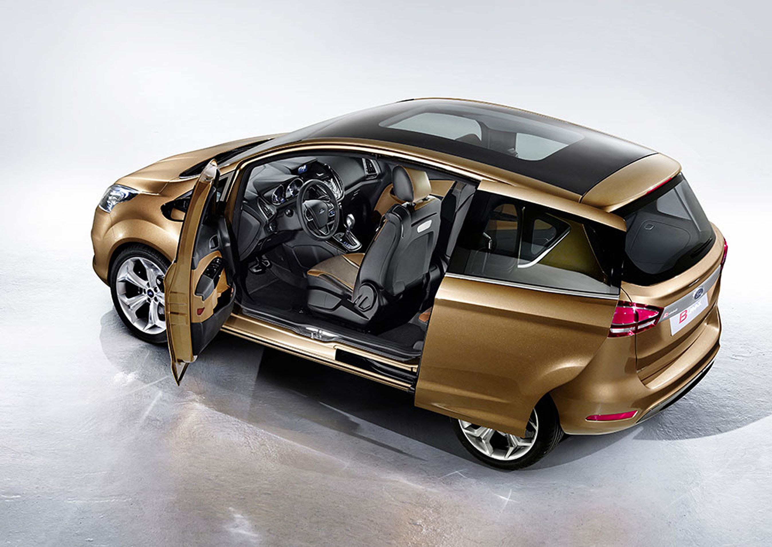 B-stolpen, der normalt bærer bagdøren, er væk i B-Max. Det giver en åbning på hele 1,5 meter, når begge døre er åbne.