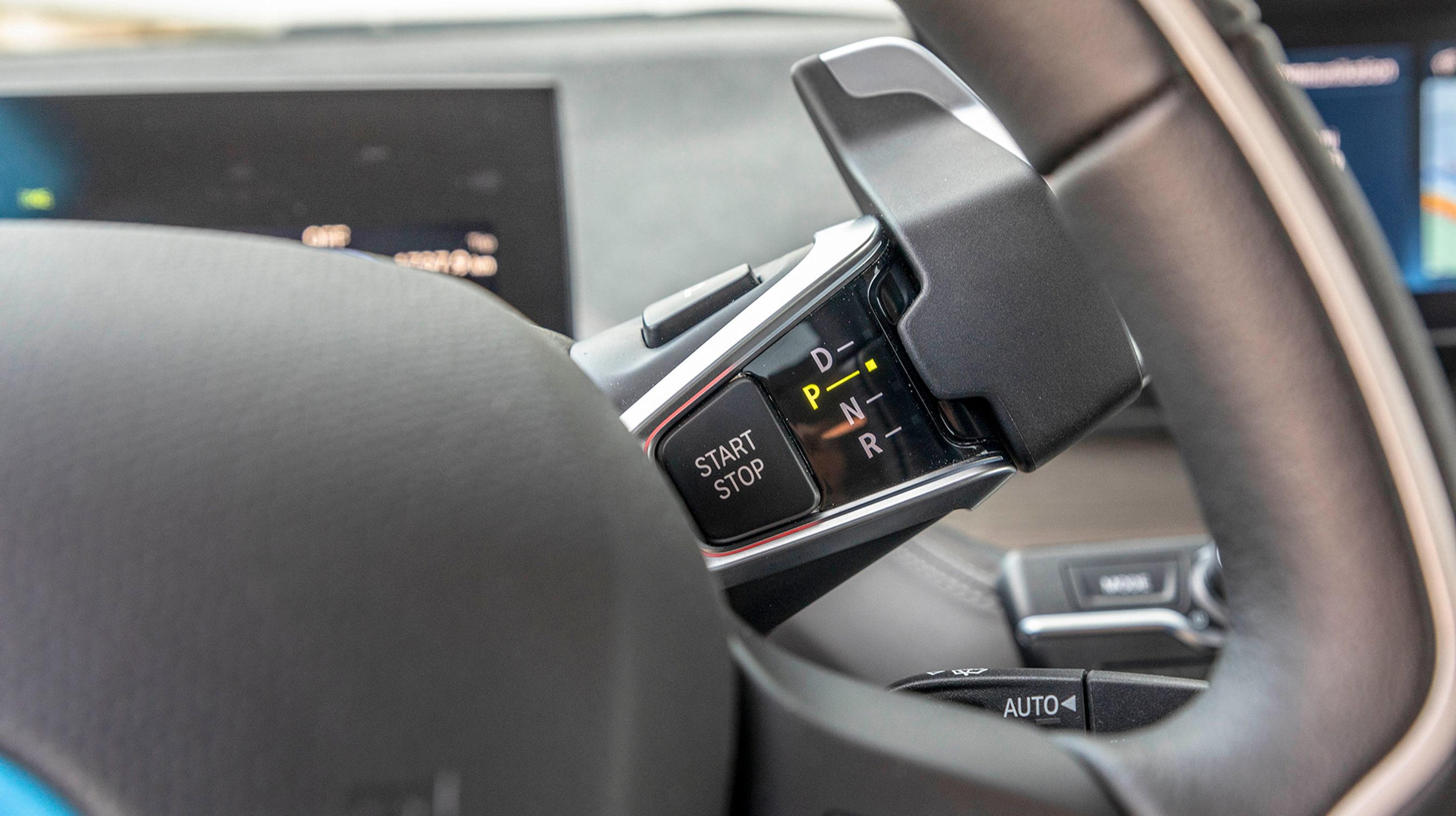 Gearvælgeren er placeret som et drejegreb ved rattet. Det kræver lidt tilvænning, men fungerer fint i hverdagen.