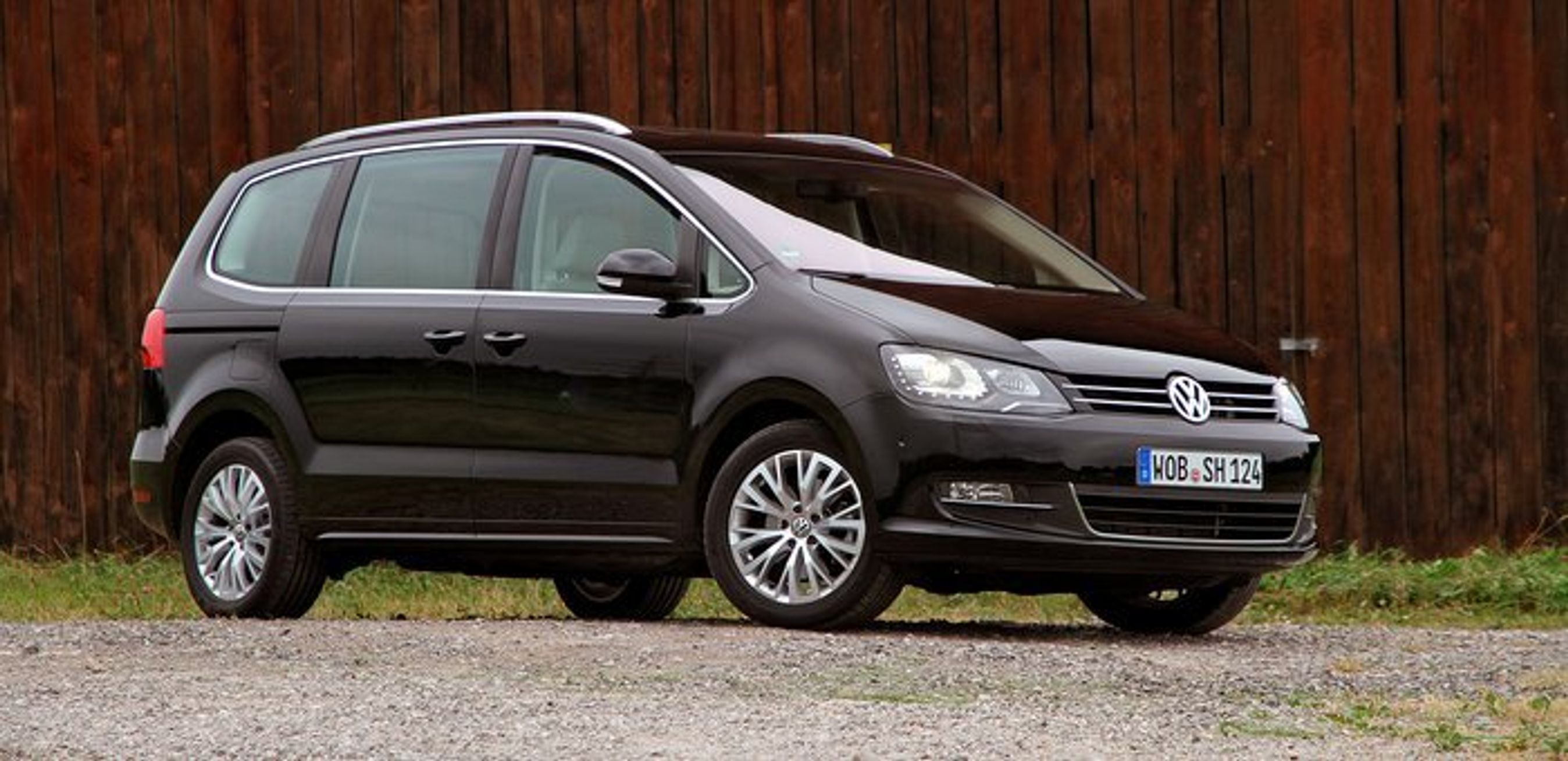 VW Sharan er en fullsize MPV på 4,85 meters længde og med plads til syv.