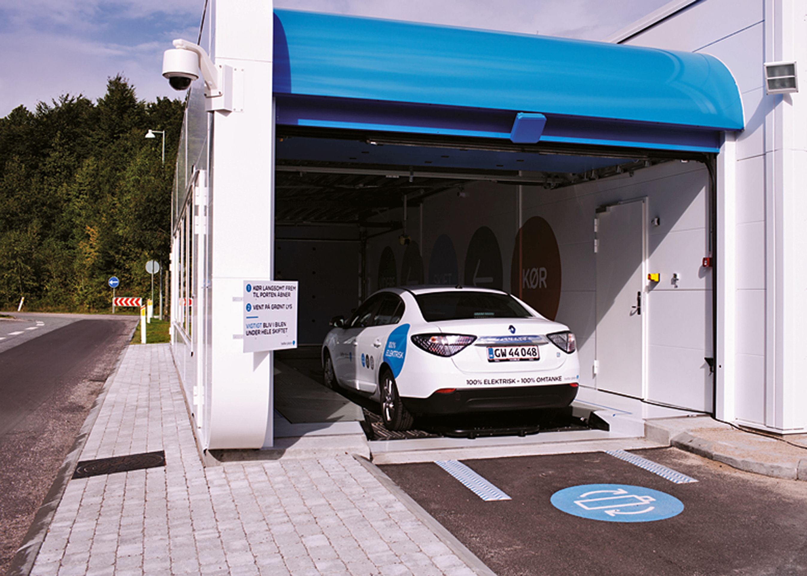 Renault Fluence Z.E.-ejere kan nu skifte batteri på motorvejen ved Odense på fem-syv minutter.