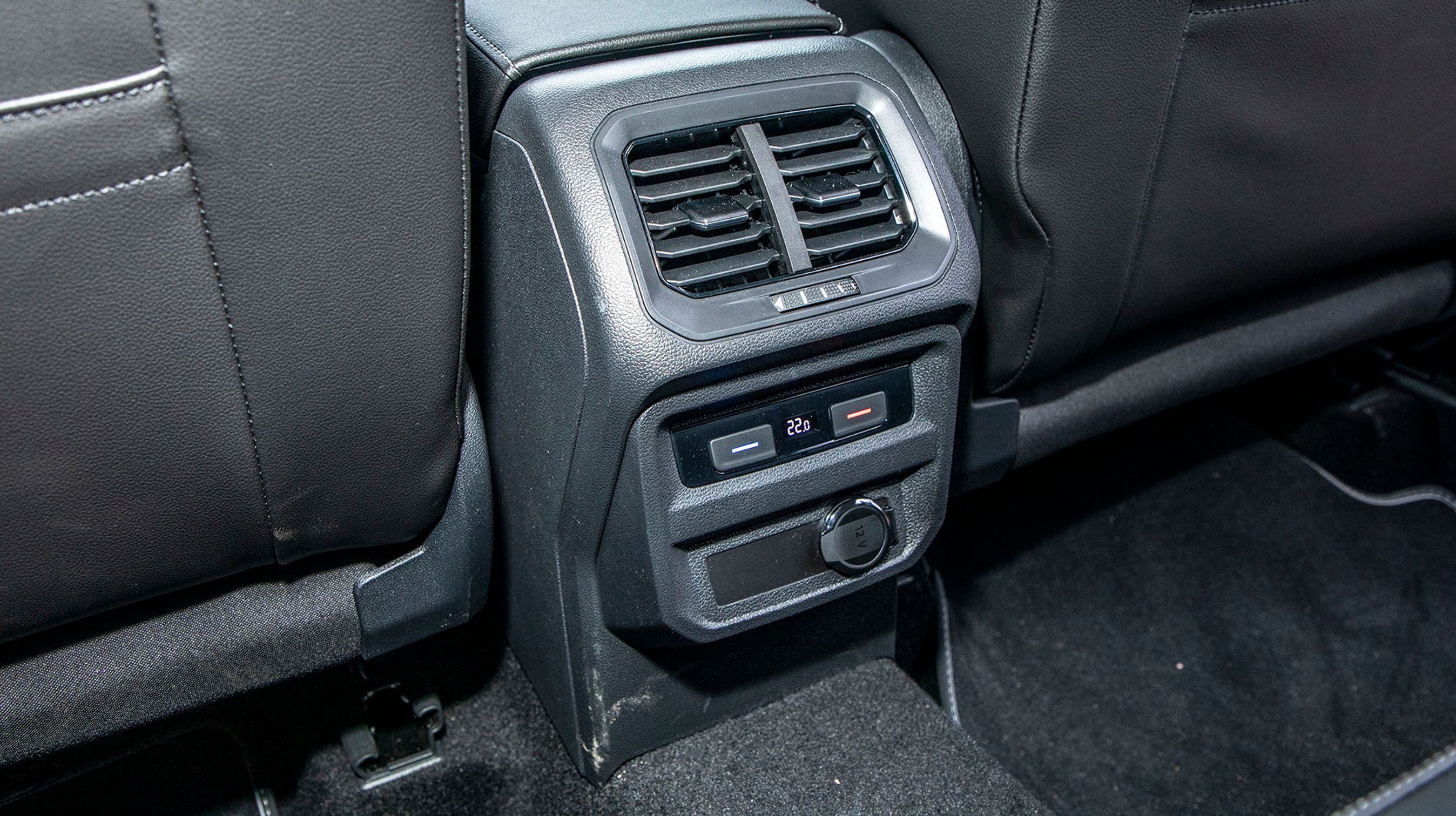 Mellem forsæderne er der friskluftdyser til bagsædet, og man kan endda justere temperaturen separat ved bagsædet.