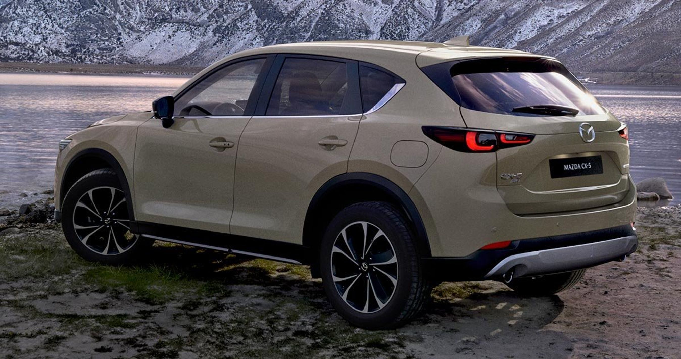 Bagtil er fornyelsen beskeden. Bagkofangeren er ny. Ny er også denne farve kaldet Zircon Sand.