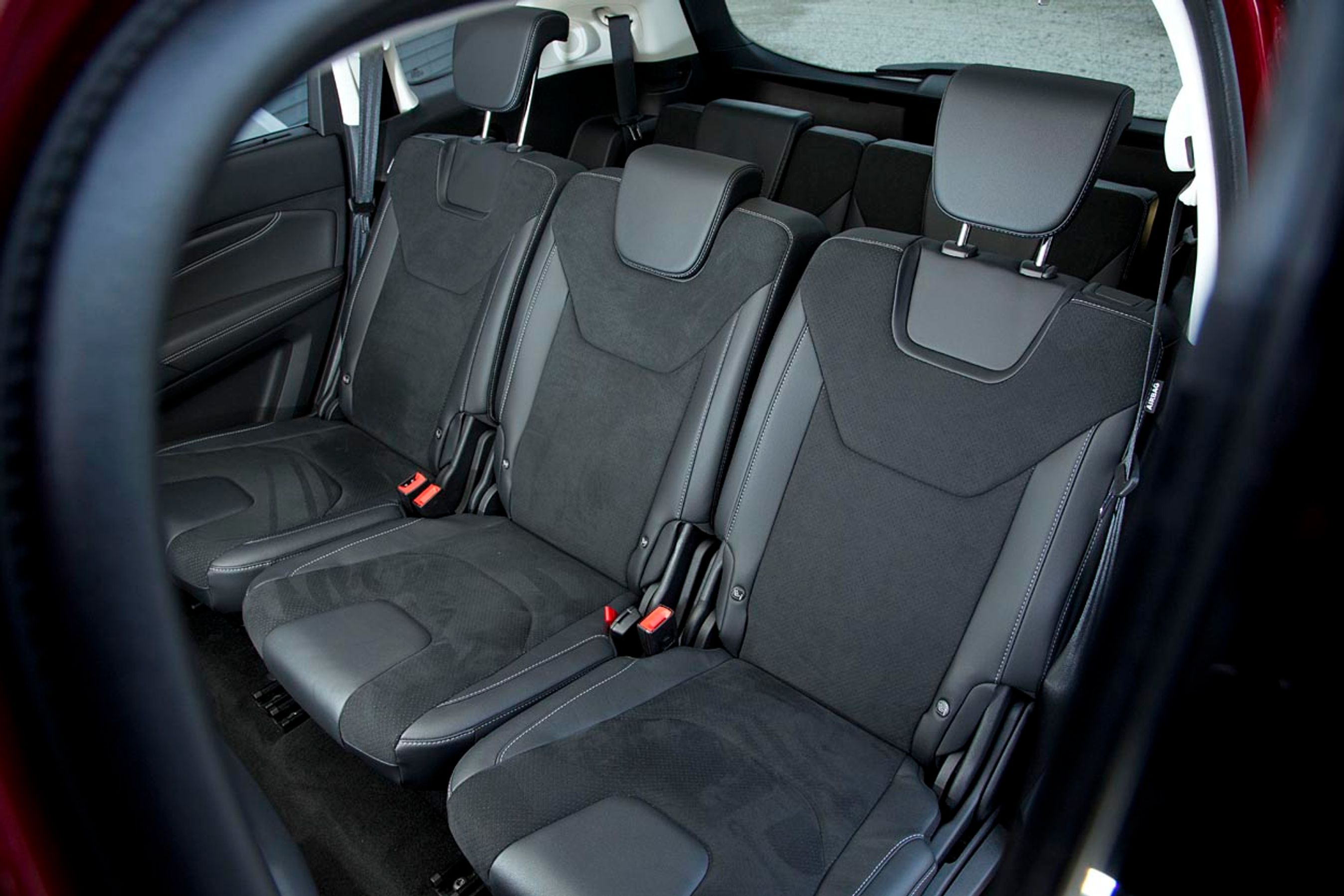 Anden sæderække består af gode, reelle sæder.