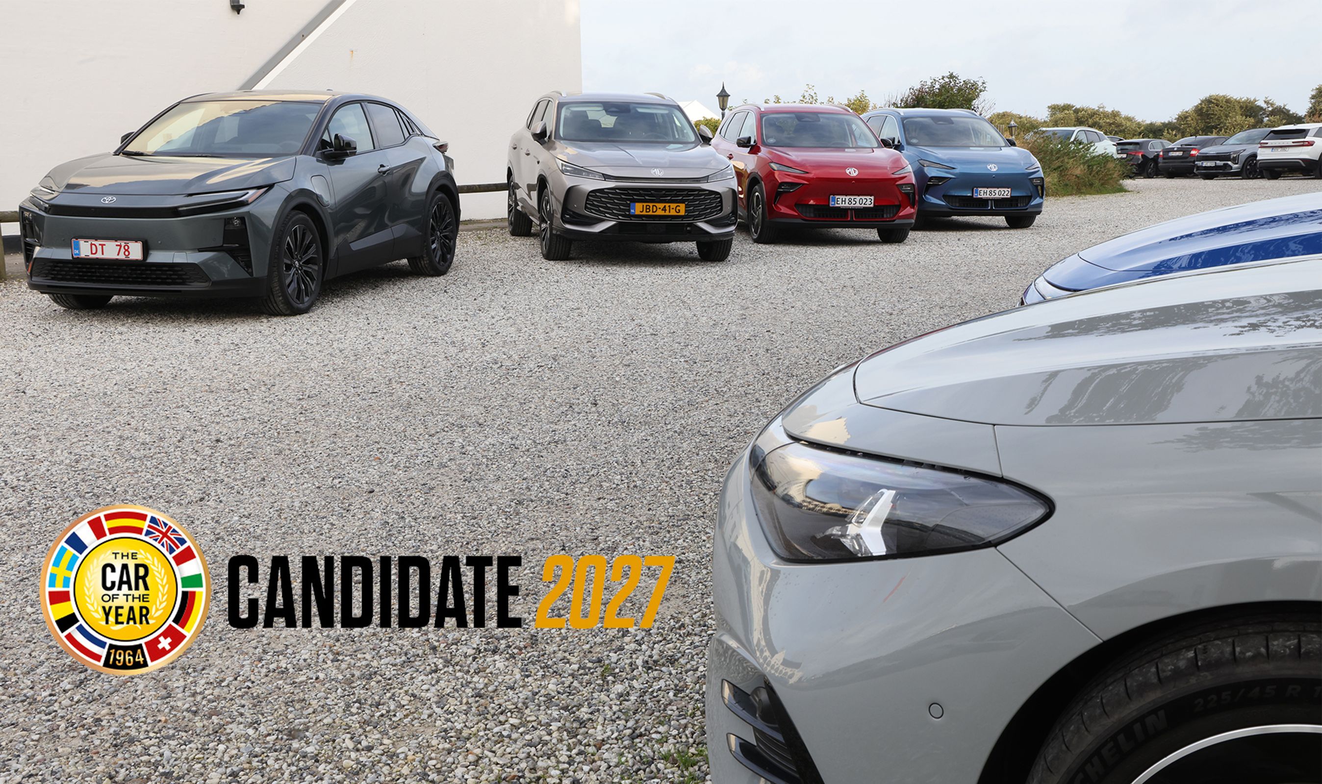 Biler parkeret til Tannistest. 