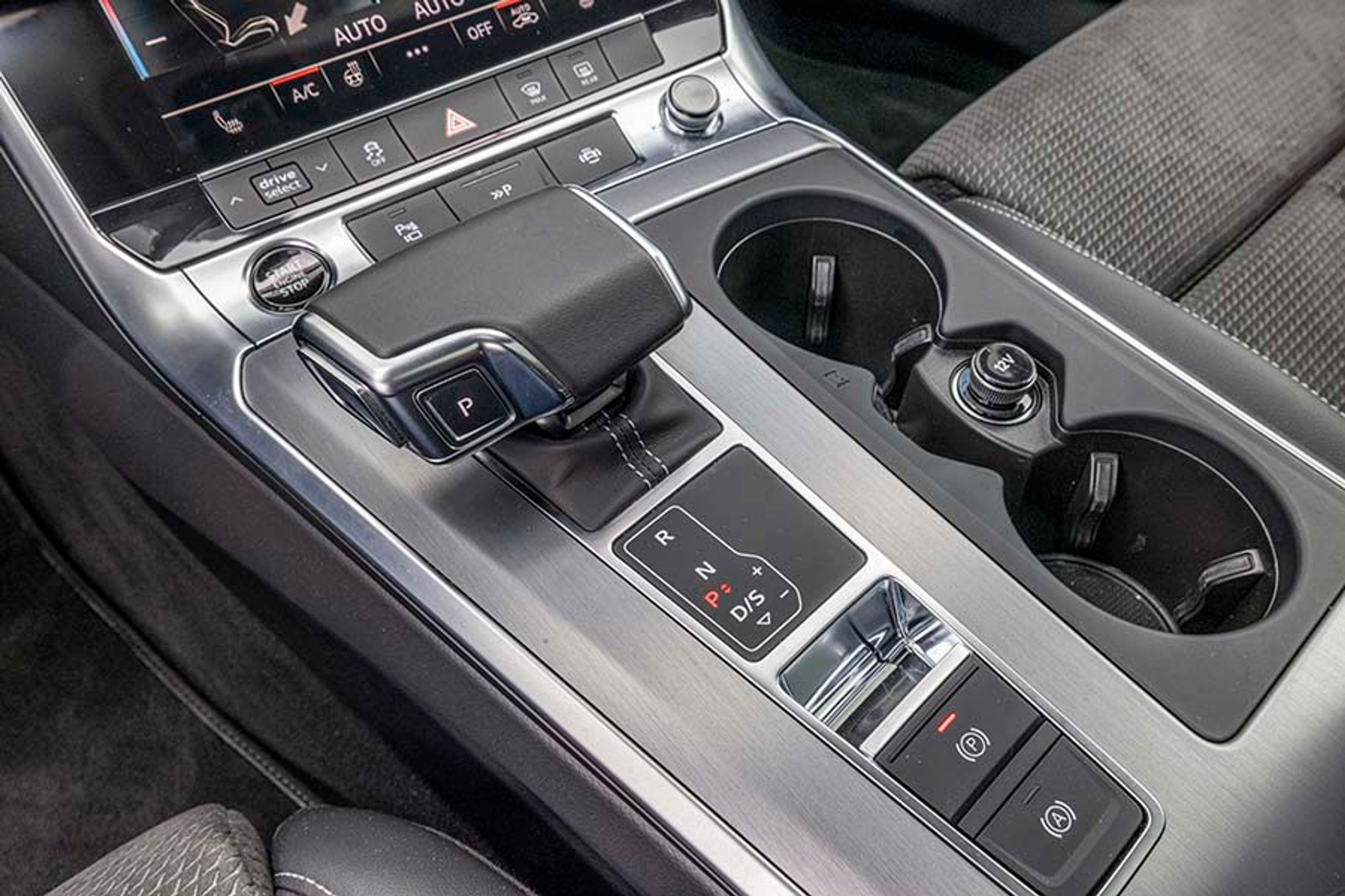 Gearvælgeren er en stor solid klods, der er nem at betjene. Den går automatisk i P, når du standser motoren. 