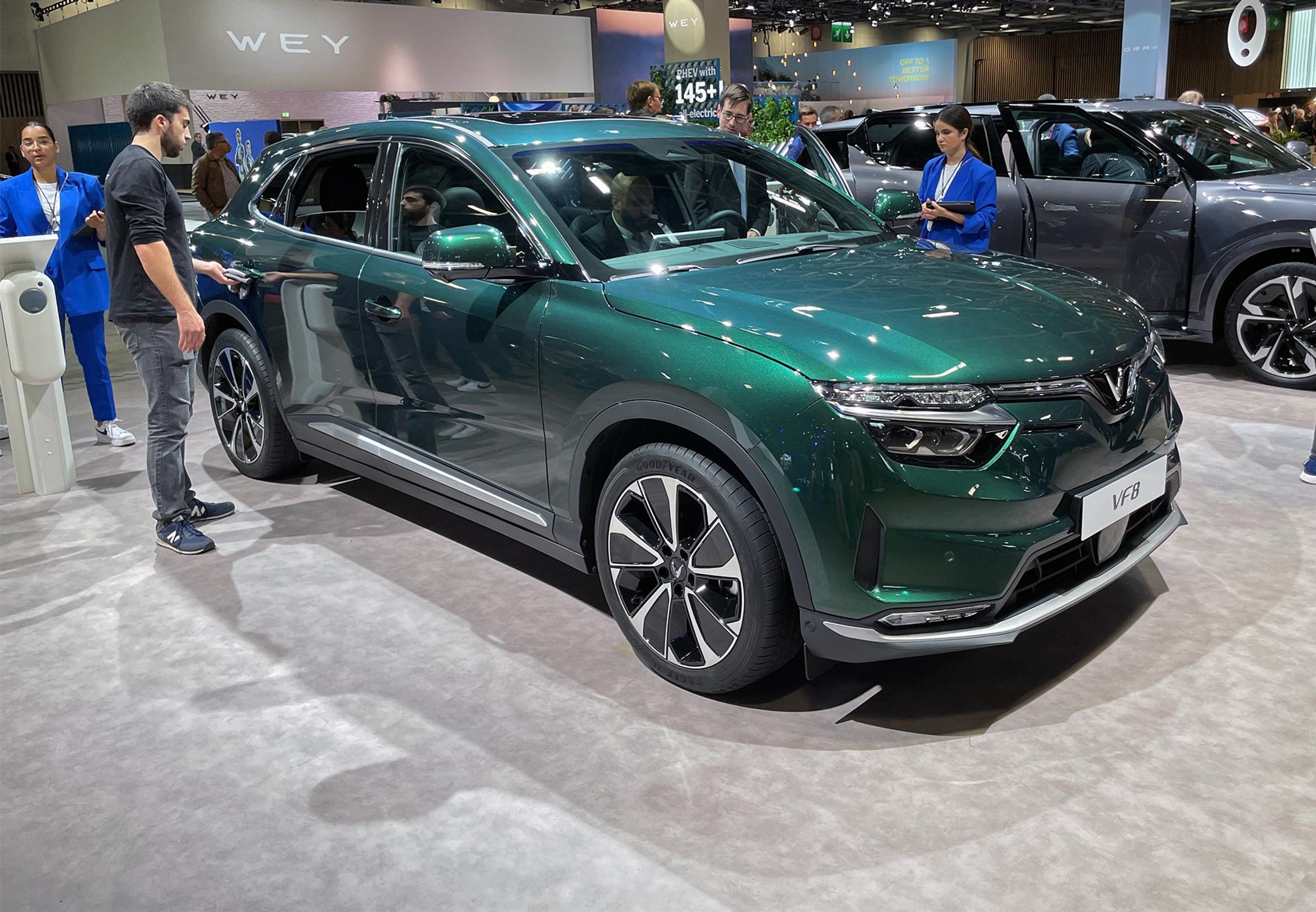 Vinfast viste bl.a. VF8 på Paris-udstillingen.