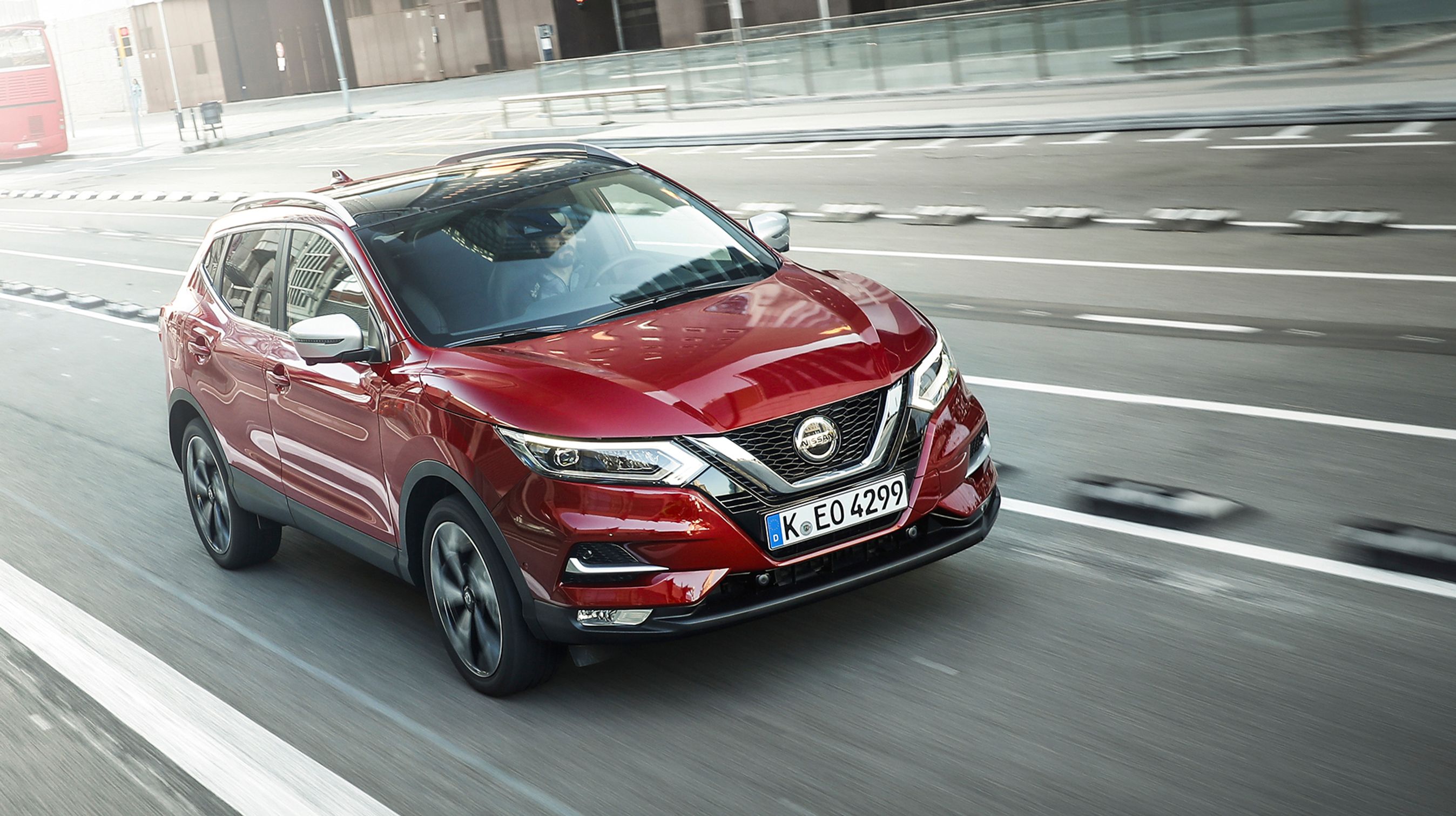 Udvendigt er Nissan Qashqai uændret, men under motorhjelmen findes nye motorer, der giver bilen en bedre dynamik.