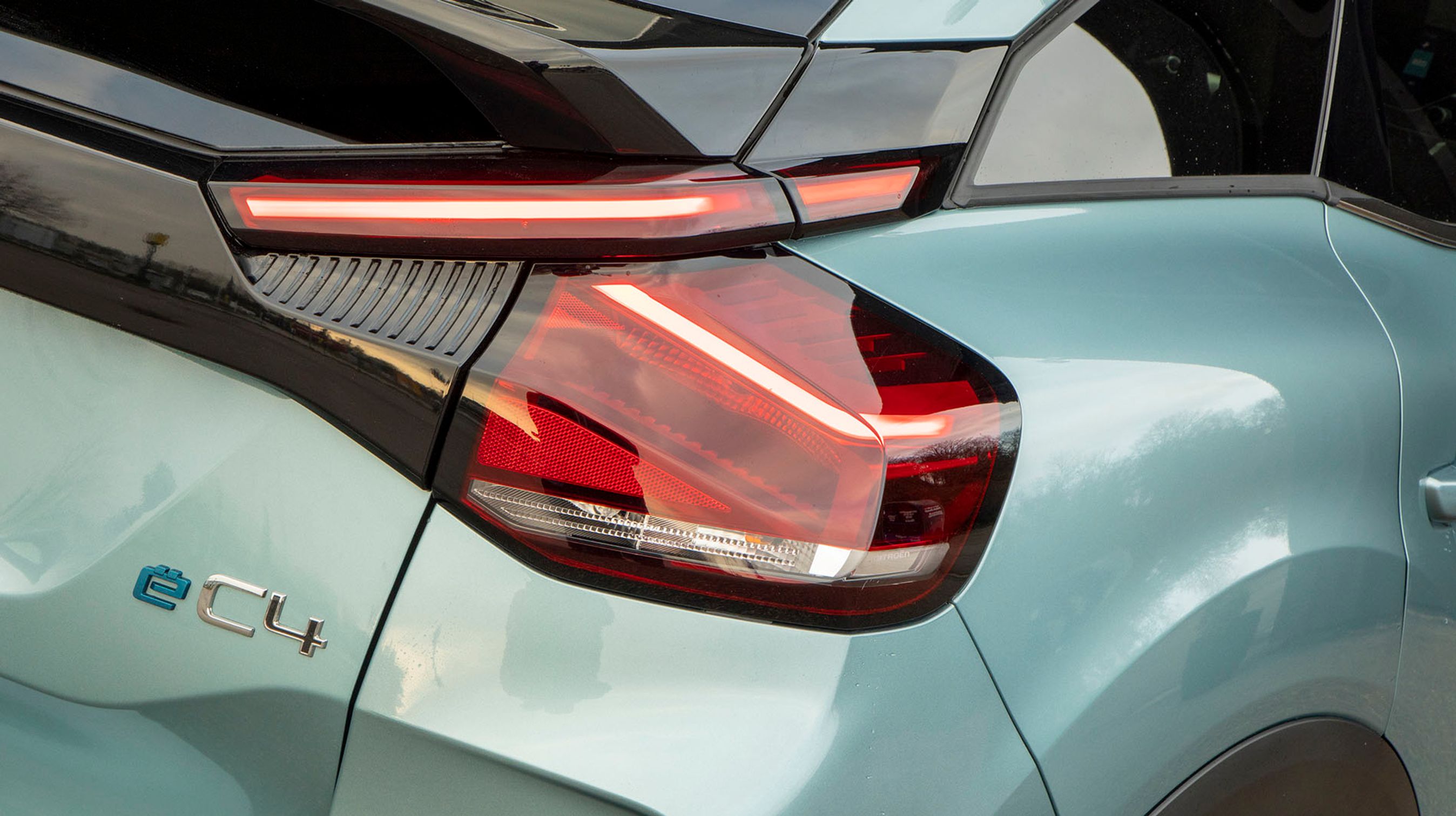 Den nye C4 kommer både i en udgave som ren elbil (denne ë C4) og som mere traditionelle biler med valg mellem benzin- og dieselmotorer. Baglygterne er af LED-typen med et let genkendeligt design.