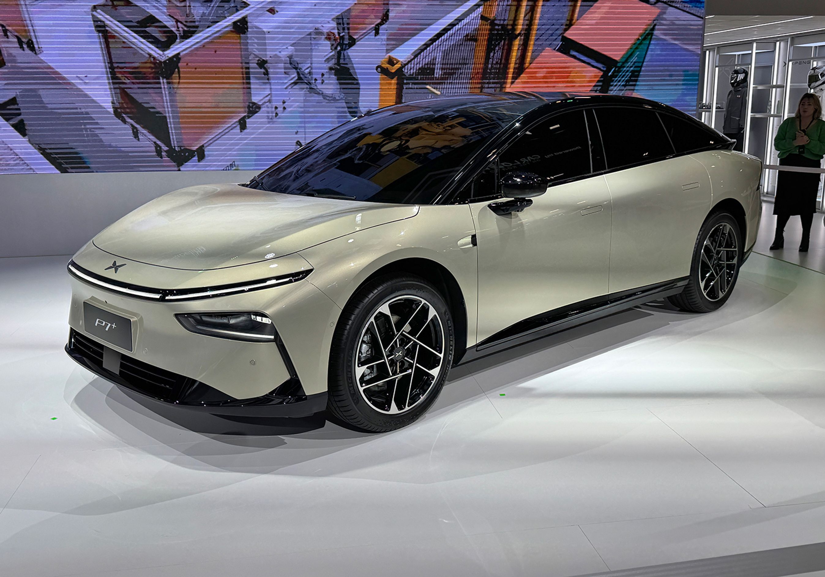 Xpeng viser P7+, som er en helt ny bil med samme 800-volt-teknik som G9 og G6. Den lange sedan har et gigantisk bagagerum på 725 liter. Det er ikke afgjort, om bilen skal sælges i Europa.