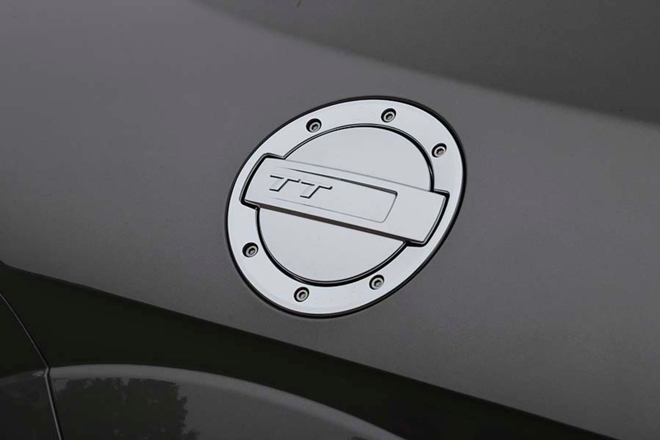 En klassisk TT-detalje er tankdækslet. Det er pænt gemt væk bag denne flotte klap. Retrodesignet gør opmærksom på tankdækslet, i modsætning til andre brændstofbiler, hvor det er i karrosserifarve og dermed skjuler sig lidt. 