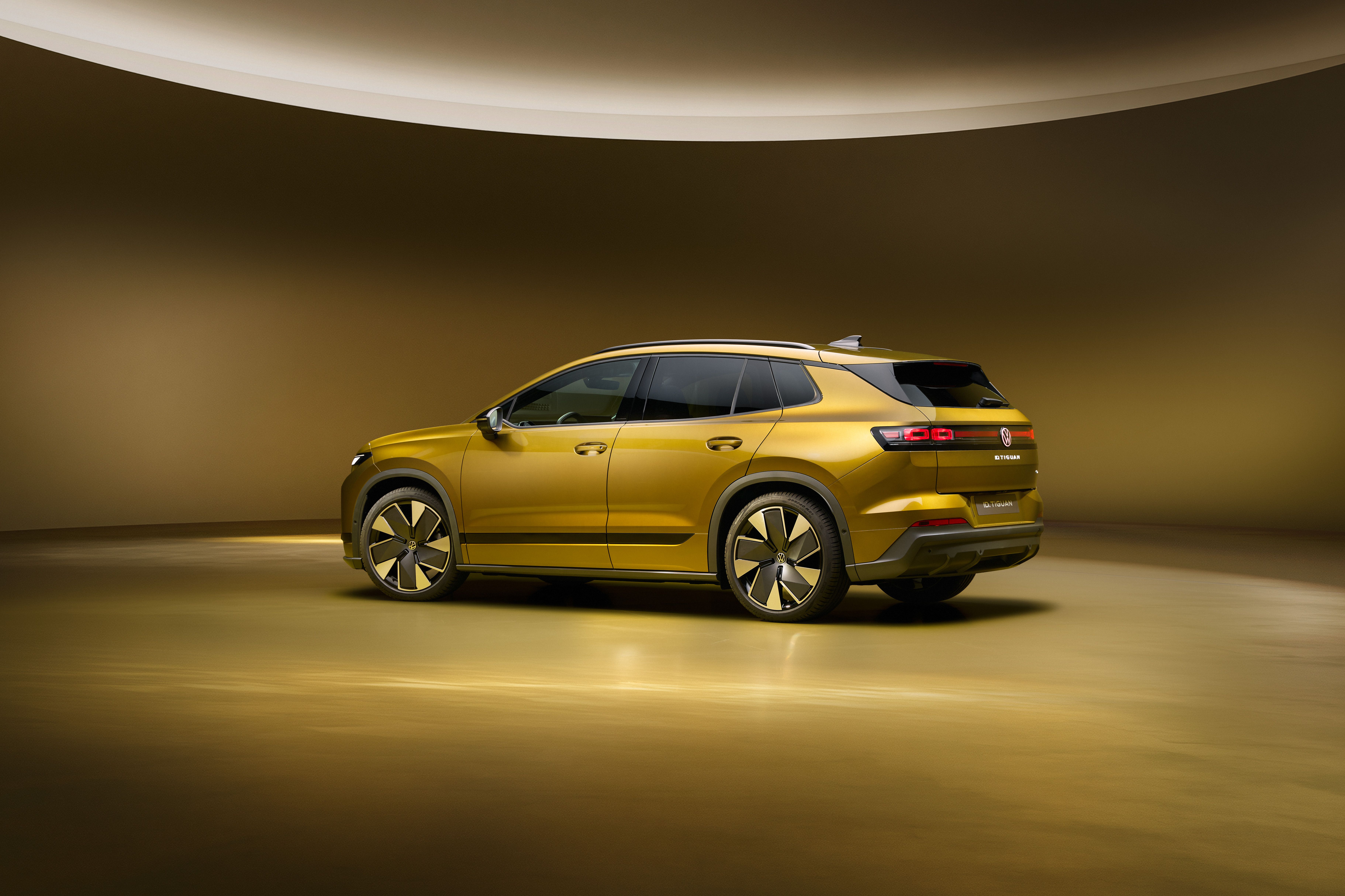 Den nye VW ID.Tiguan set skråt bagfra. 