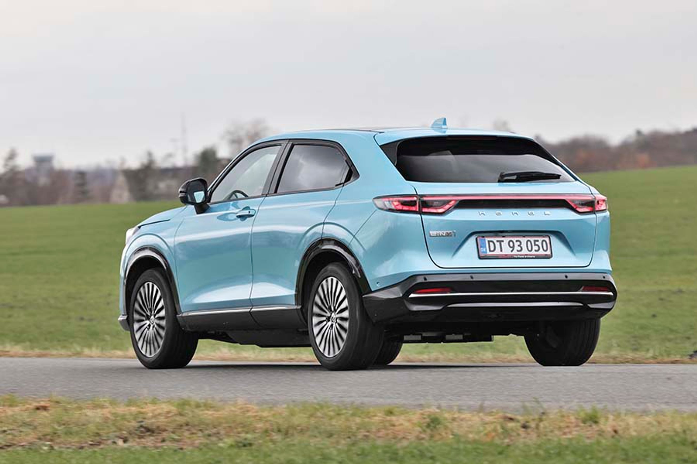 Elbilen Honda e:NY1 set bagfra, mens den kører på en landevej