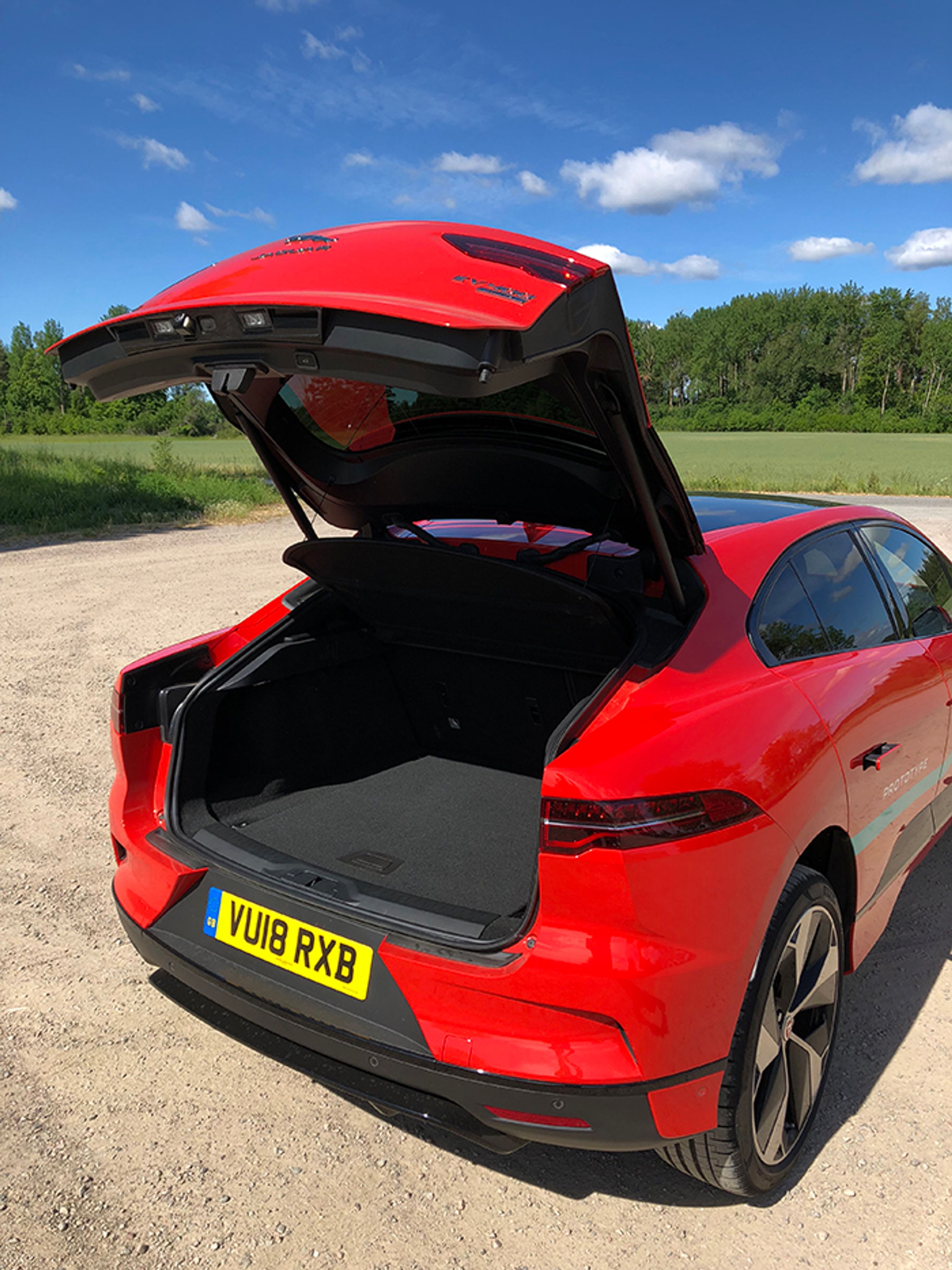 Bagagerummet er let tilgængeligt og rummer hele 656 liter – 6 liter mere end i Jaguar F-Pace.