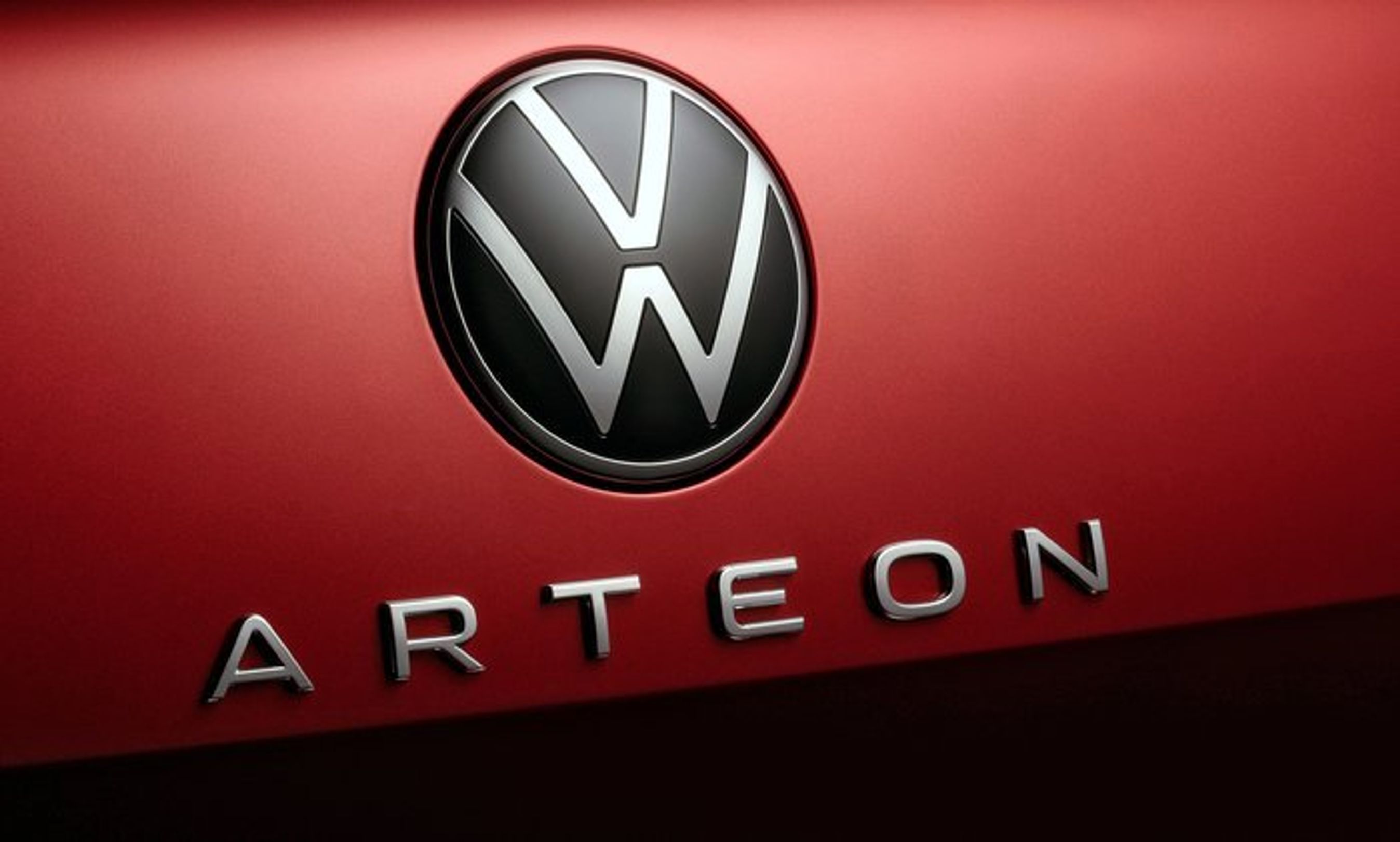 Helt efter tidens bilmode står modelnavnet nu med store bogstaver midt på bagklappen.