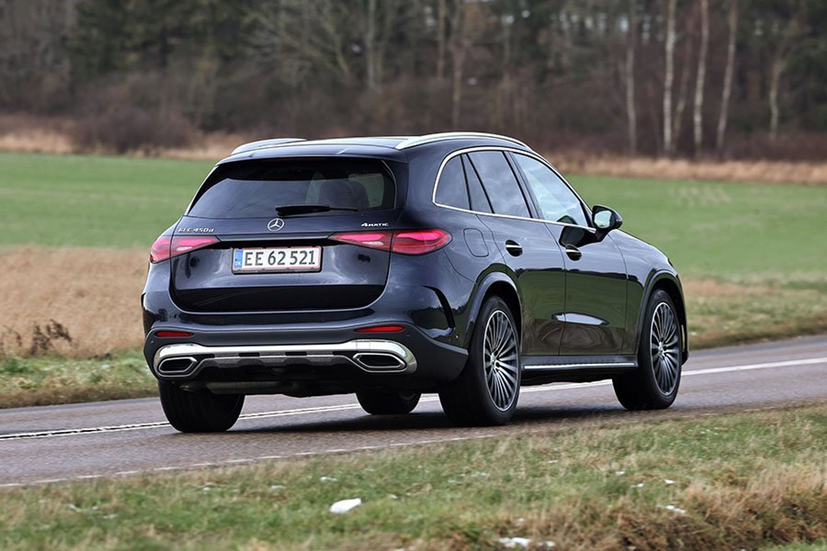 Mercedes-Benz GLC kører på vej med græs i rabatten