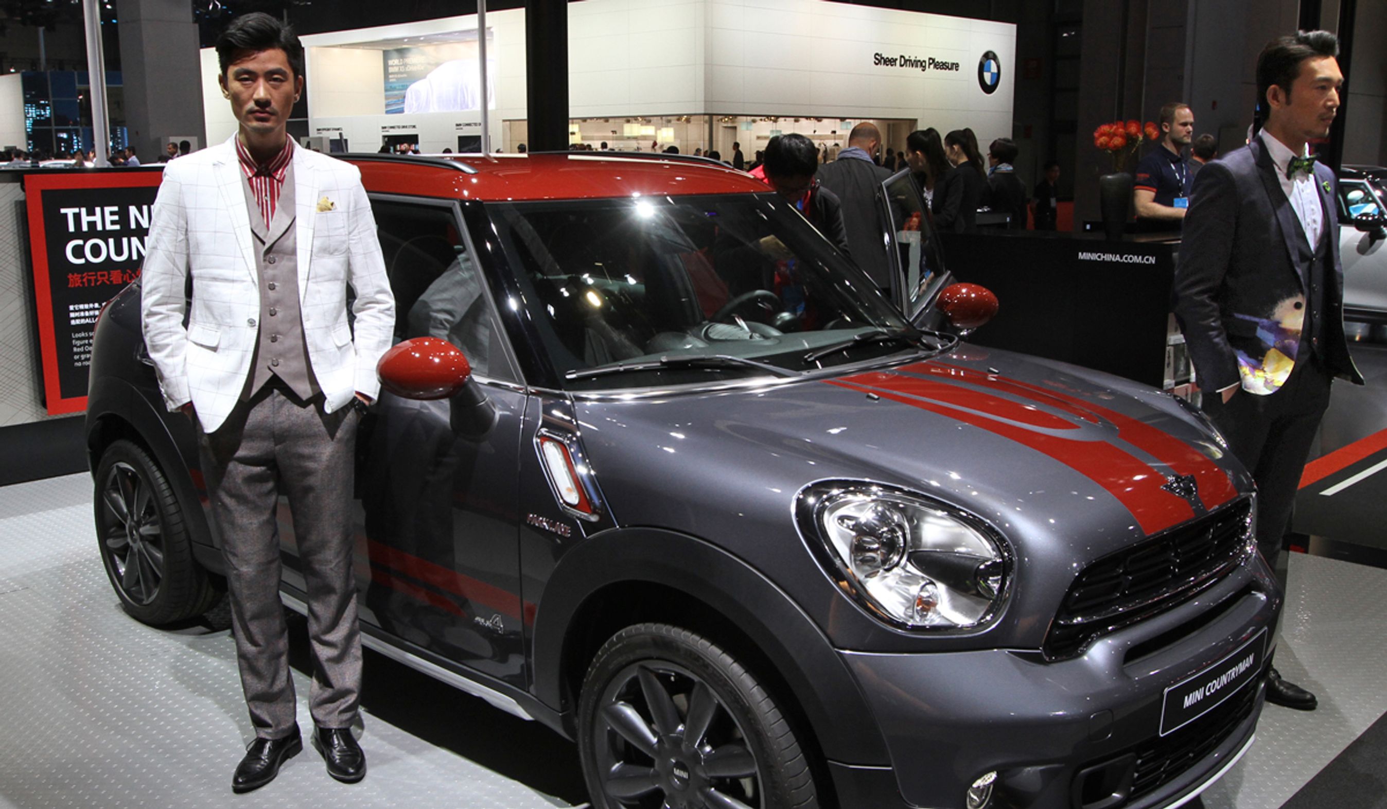 To mandlige modeller flankerer Minis nyhed på Auto Shanghai 2015.