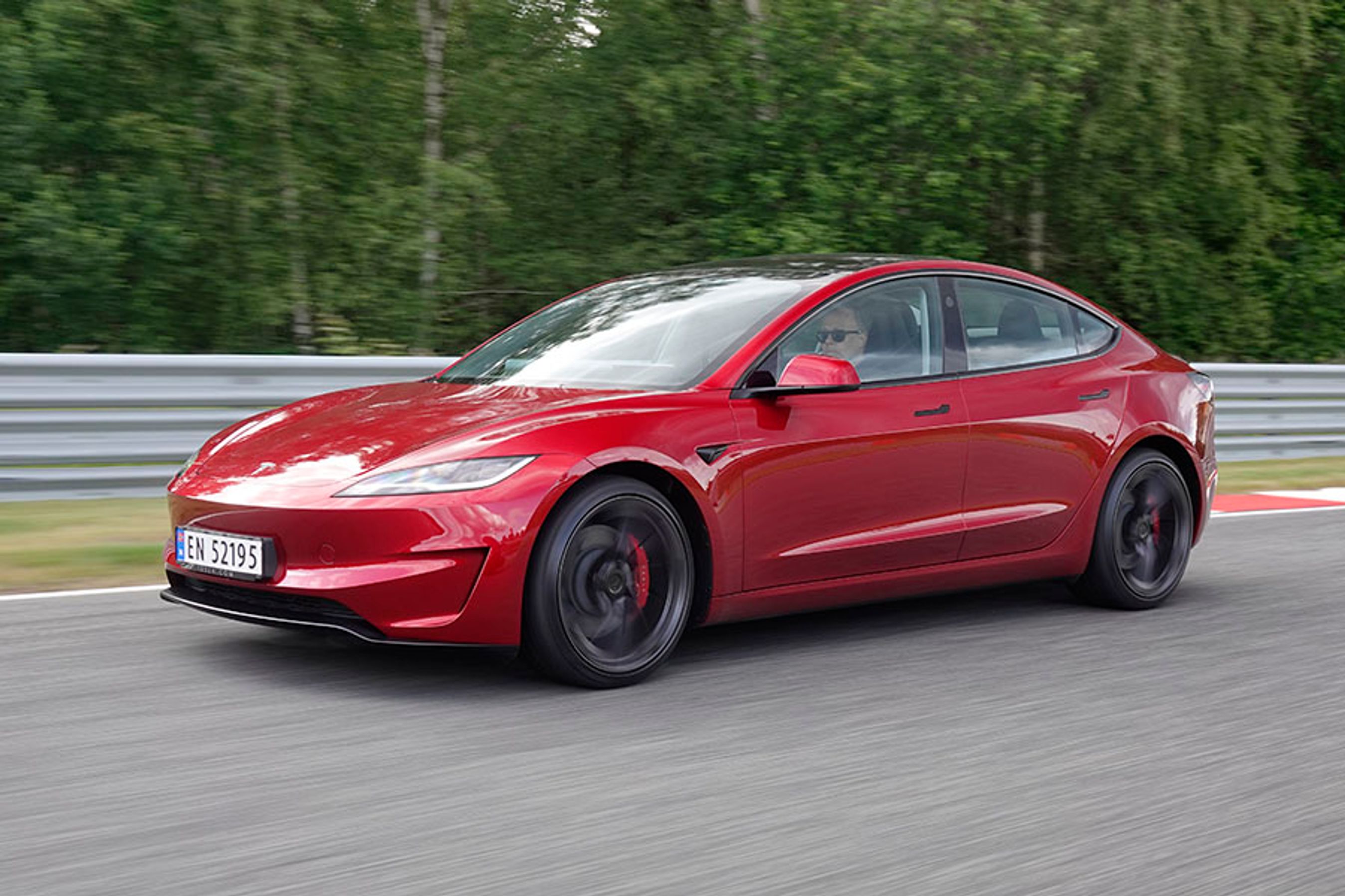 Tesla Model 3 er kommet i en Performance-udgave, hvor der i større grad end tidligere er gjort meget for at forbedre bilens køreegenskaber, når det skal gå stærkt. Bilen kan dog også bruges i hverdagen, da undervognen er justerbar.