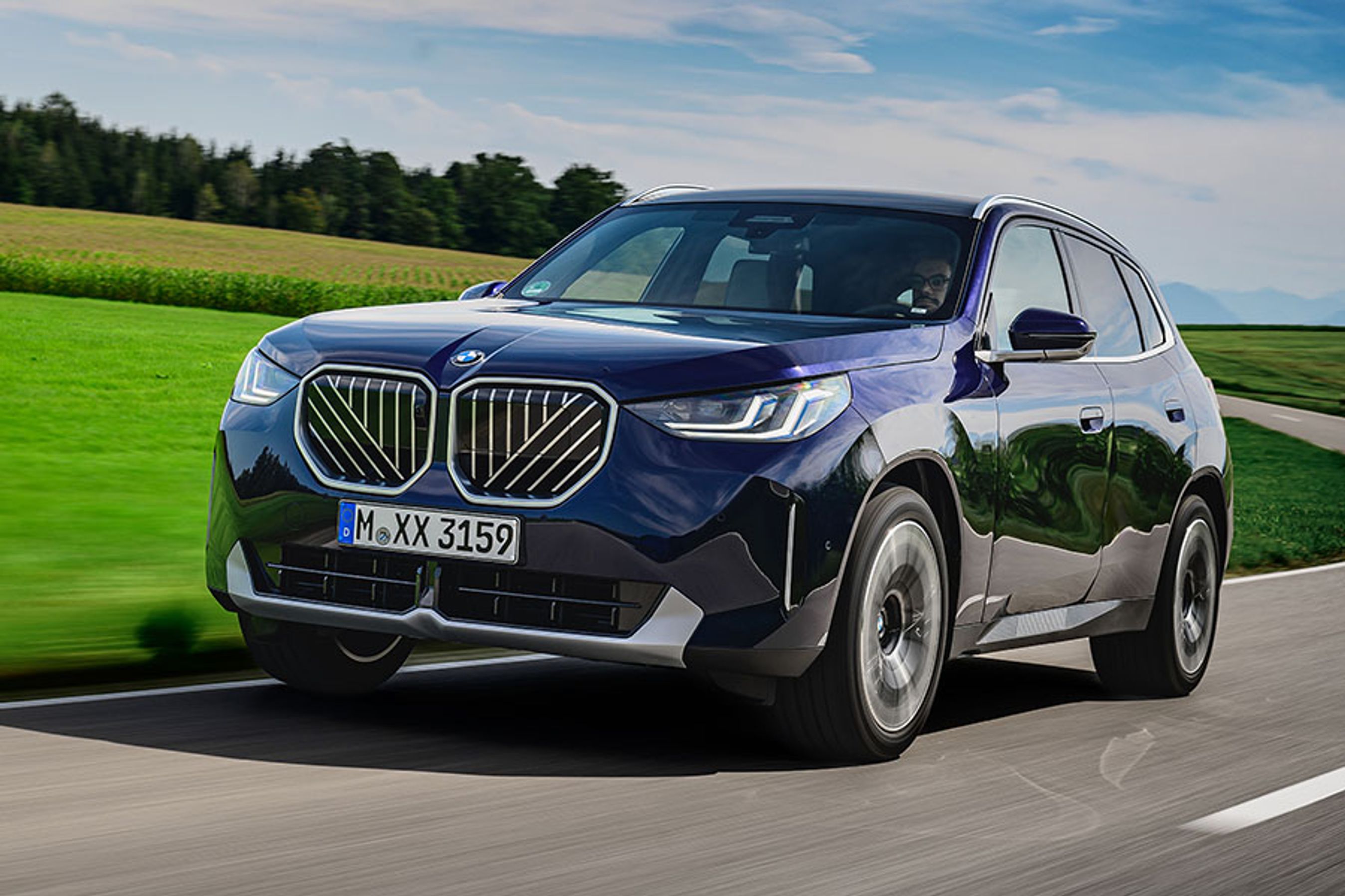 Fjerde generation af BMW X3 stiller op med nyt design, der bl.a. inkluderer denne nye gril med diagonale ribber. Grill-designet varierer dog fra variant til variant.